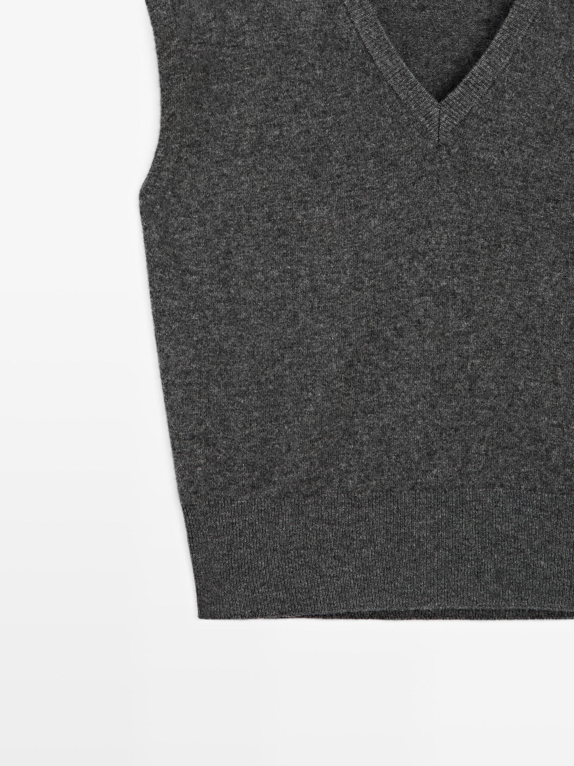 V-neck knit vest Product Image