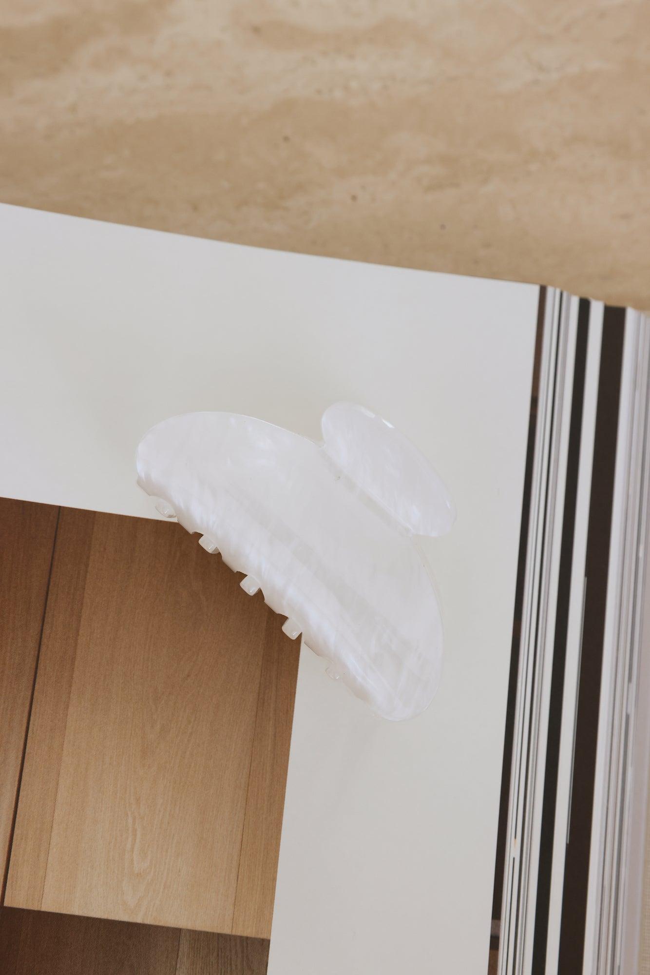 Endless Shore Claw Clip White Product Image