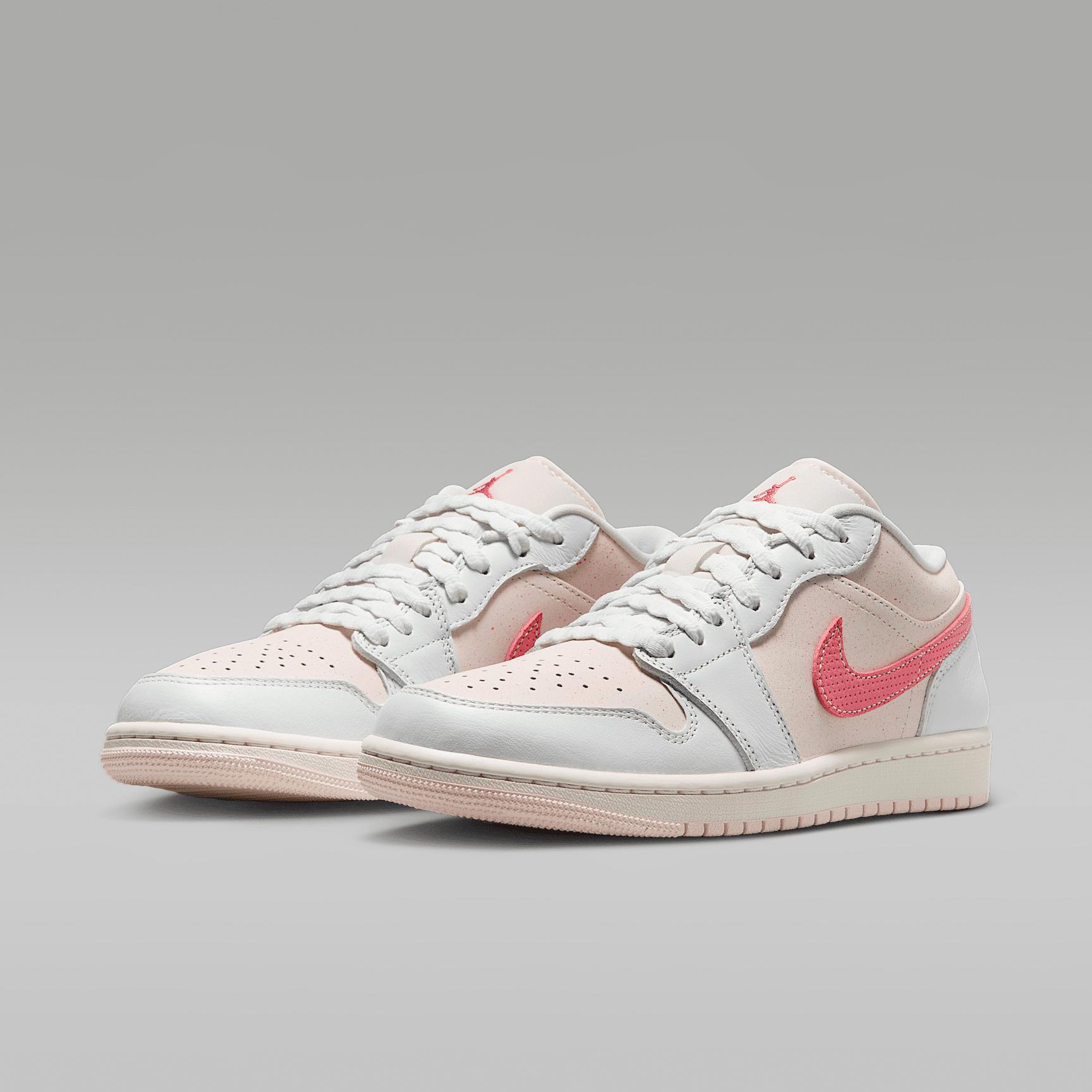 Womens Air Jordan 1 Low SE Shoes | IB8156-133 Product Image