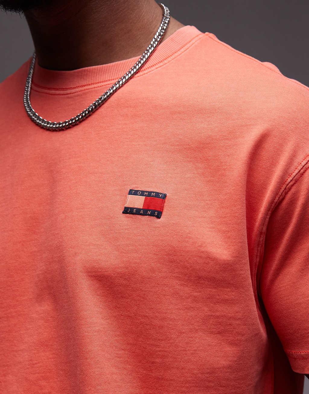 Tommy Jeans regular badge logo T-shirt in red Product Image