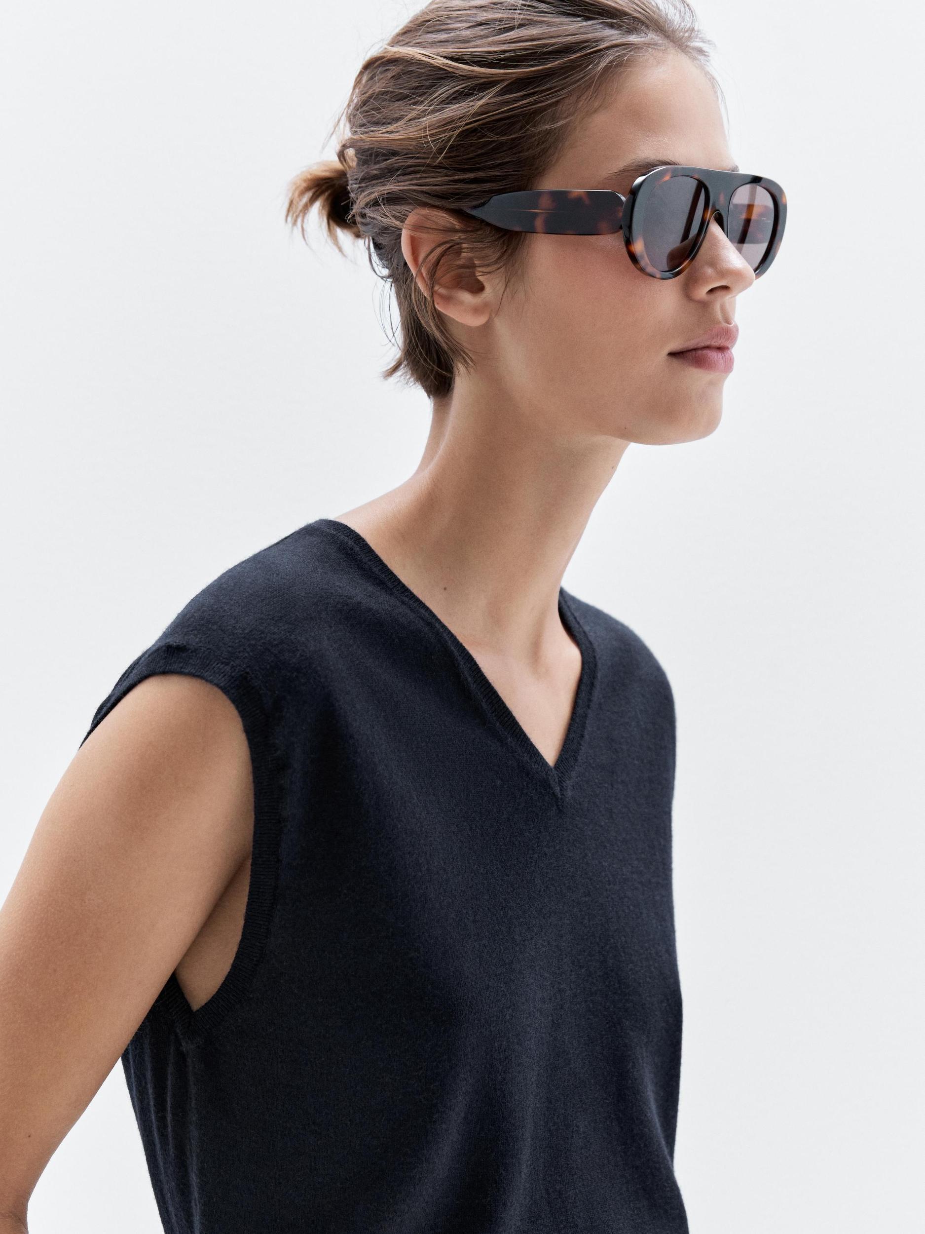 Cropped wool blend V-neck waistcoat Product Image