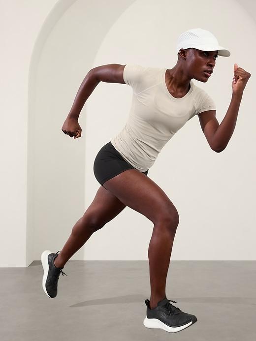 Momentum Seamless Tee Product Image