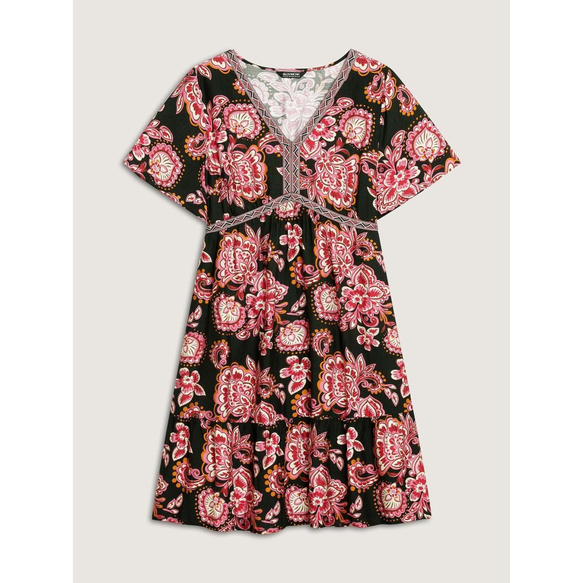 Plus Size Paisley Print Stretchy Waist Pockets Midi Dress BlackFlower Women V-neck Short sleeve Curvy BloomChic 18-20/2X Product Image