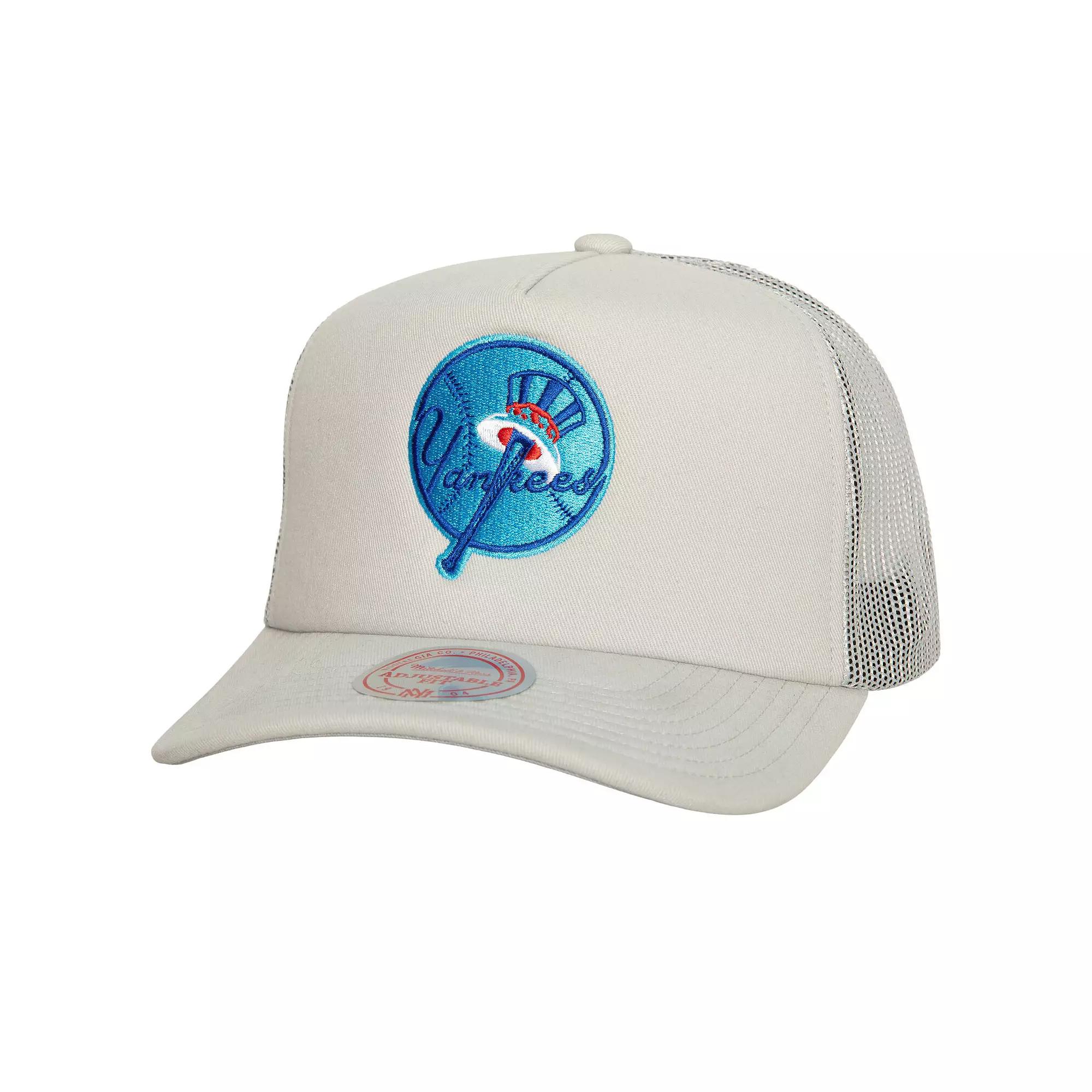 Men's Mitchell & Ness Gray New York Yankees Curveball Trucker Snapback Hat, Grey Product Image