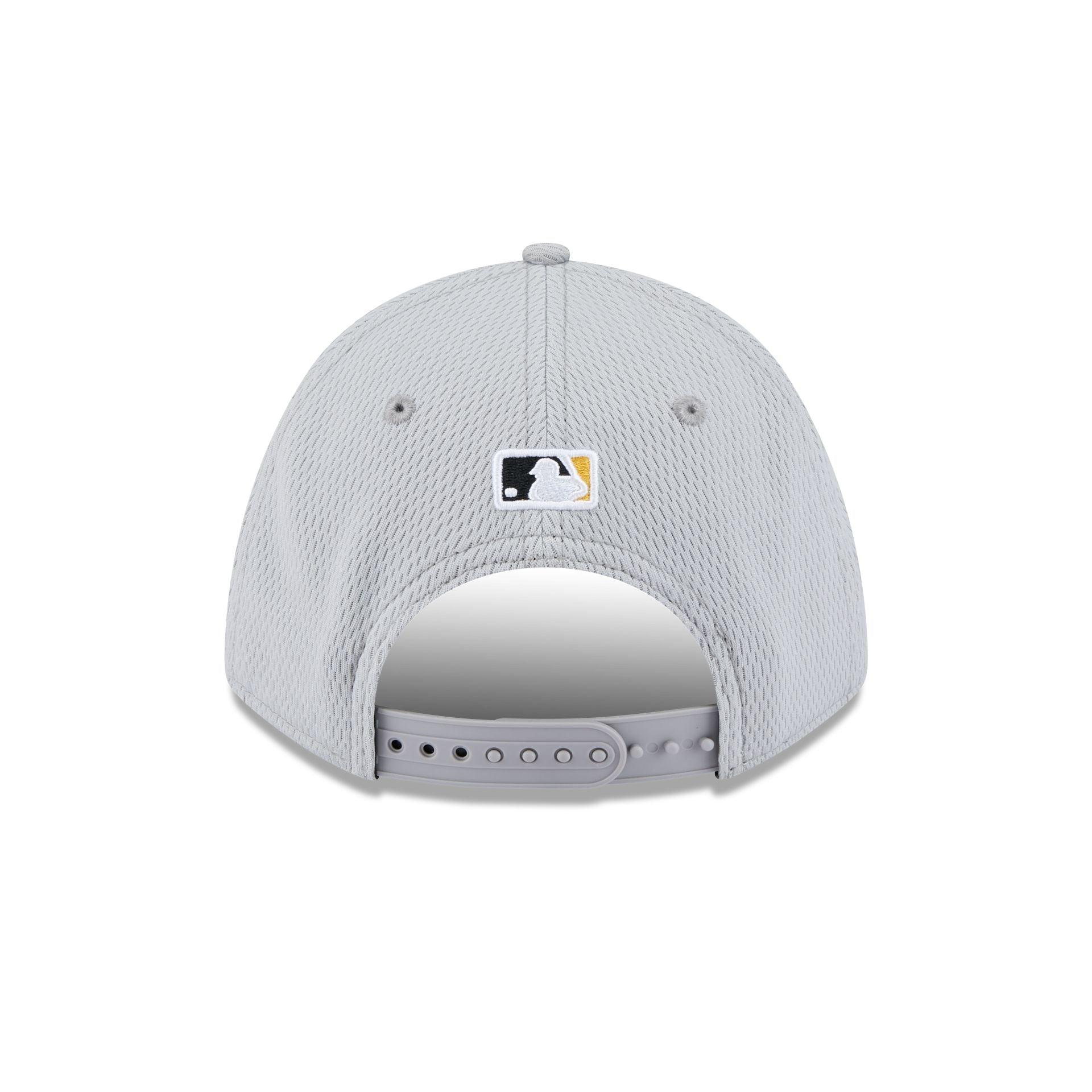 Pittsburgh Pirates 2025 Clubhouse Gray 9FORTY M-Crown Snapback Hat Male Product Image