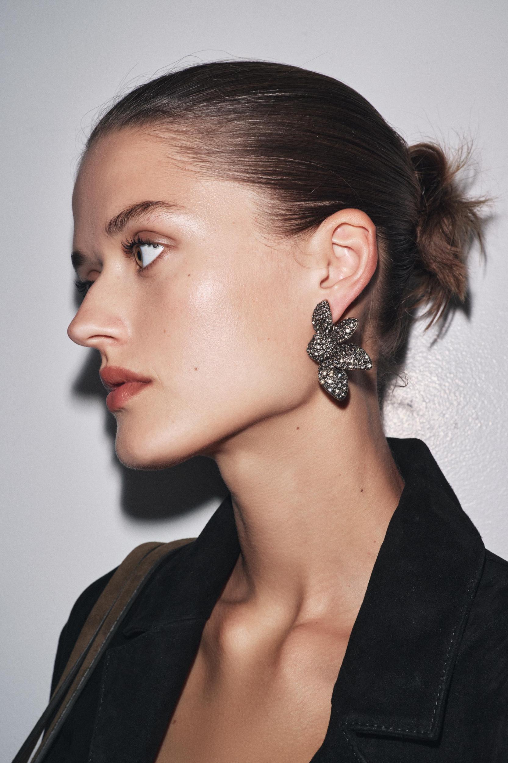 JEWEL FAN FLOWER EARRINGS Product Image