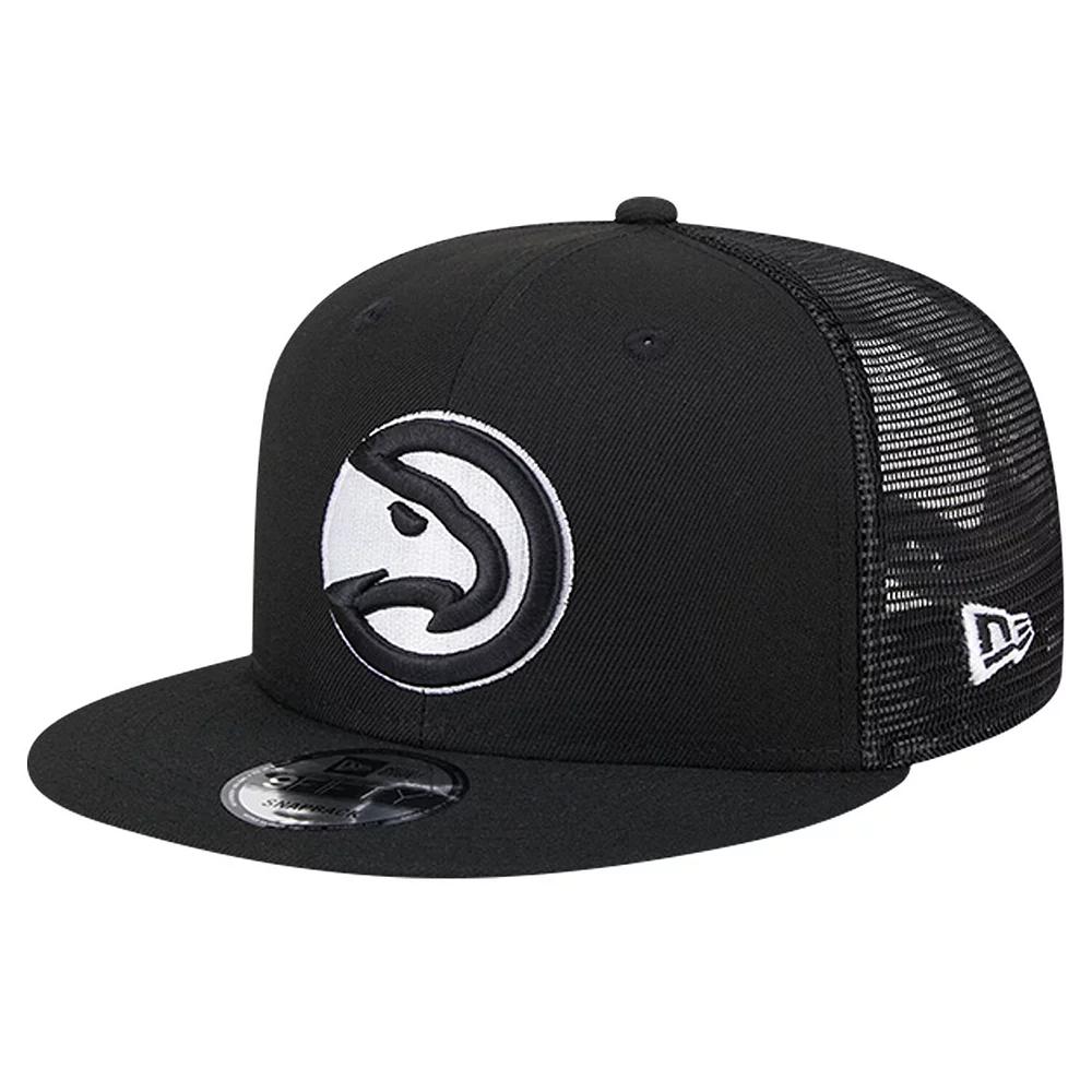 Men's New Era Black Atlanta Hawks Evergreen 9FIFTY Trucker Snapback Hat Product Image