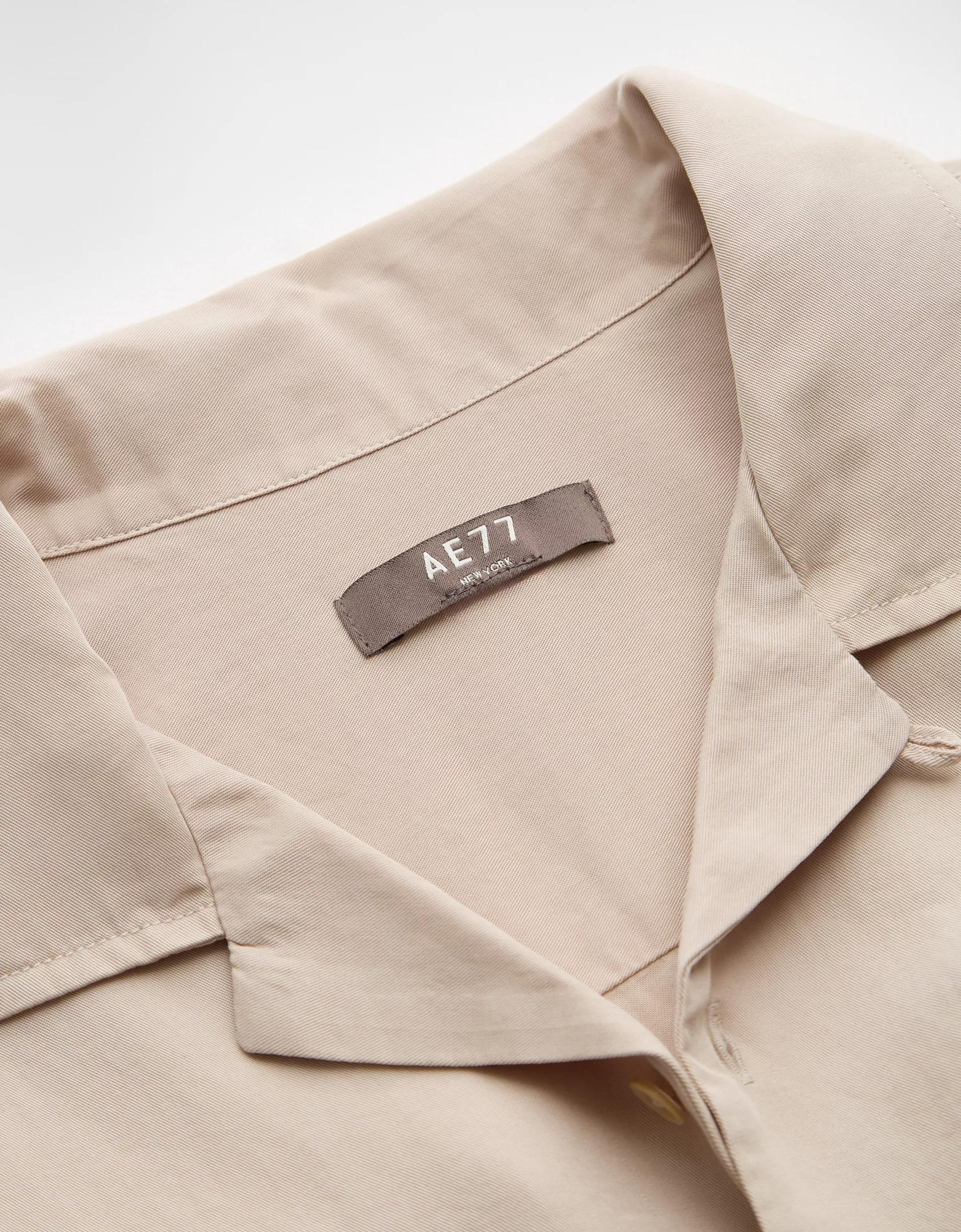 AE77 Premium Relaxed Short-Sleeve Button-Up Shirt Product Image