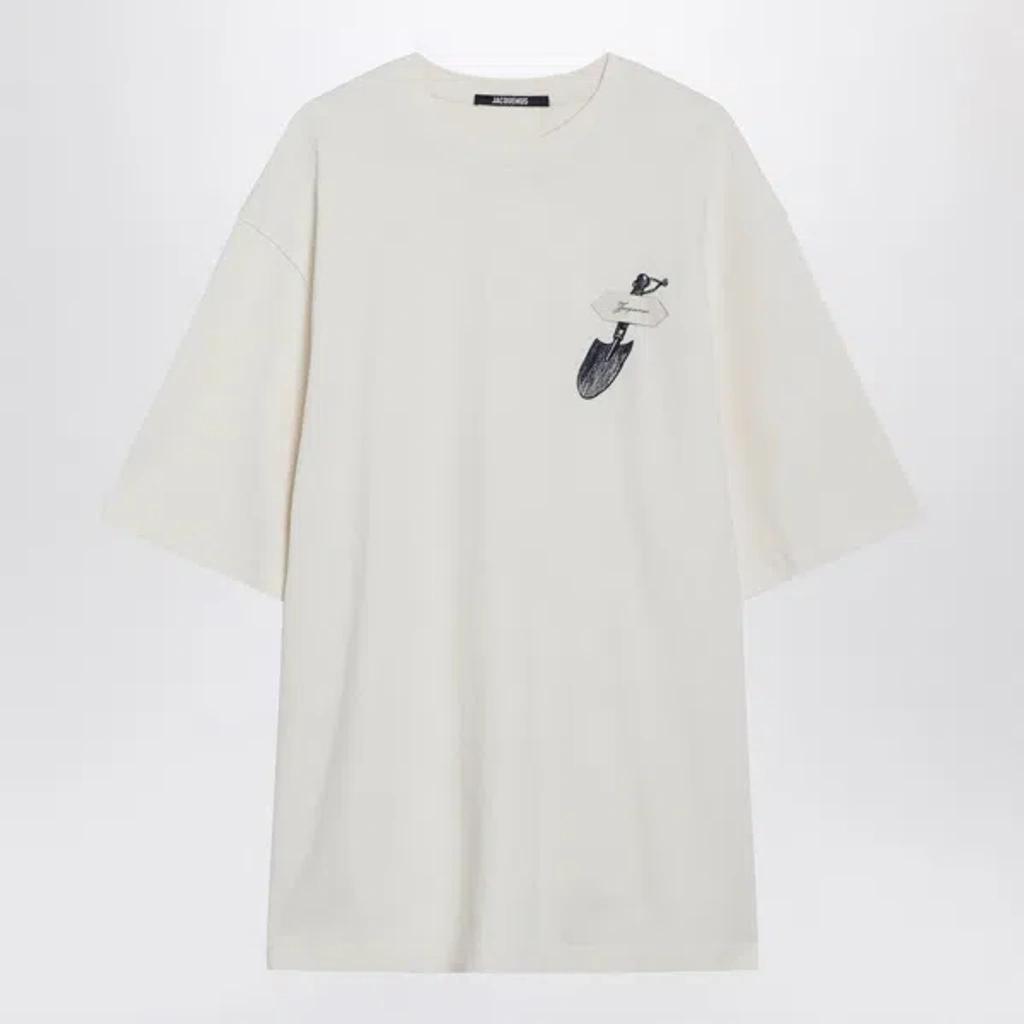 JACQUEMUS Graphic Print Crew Neck Short Sleeve T-shirt In White Product Image