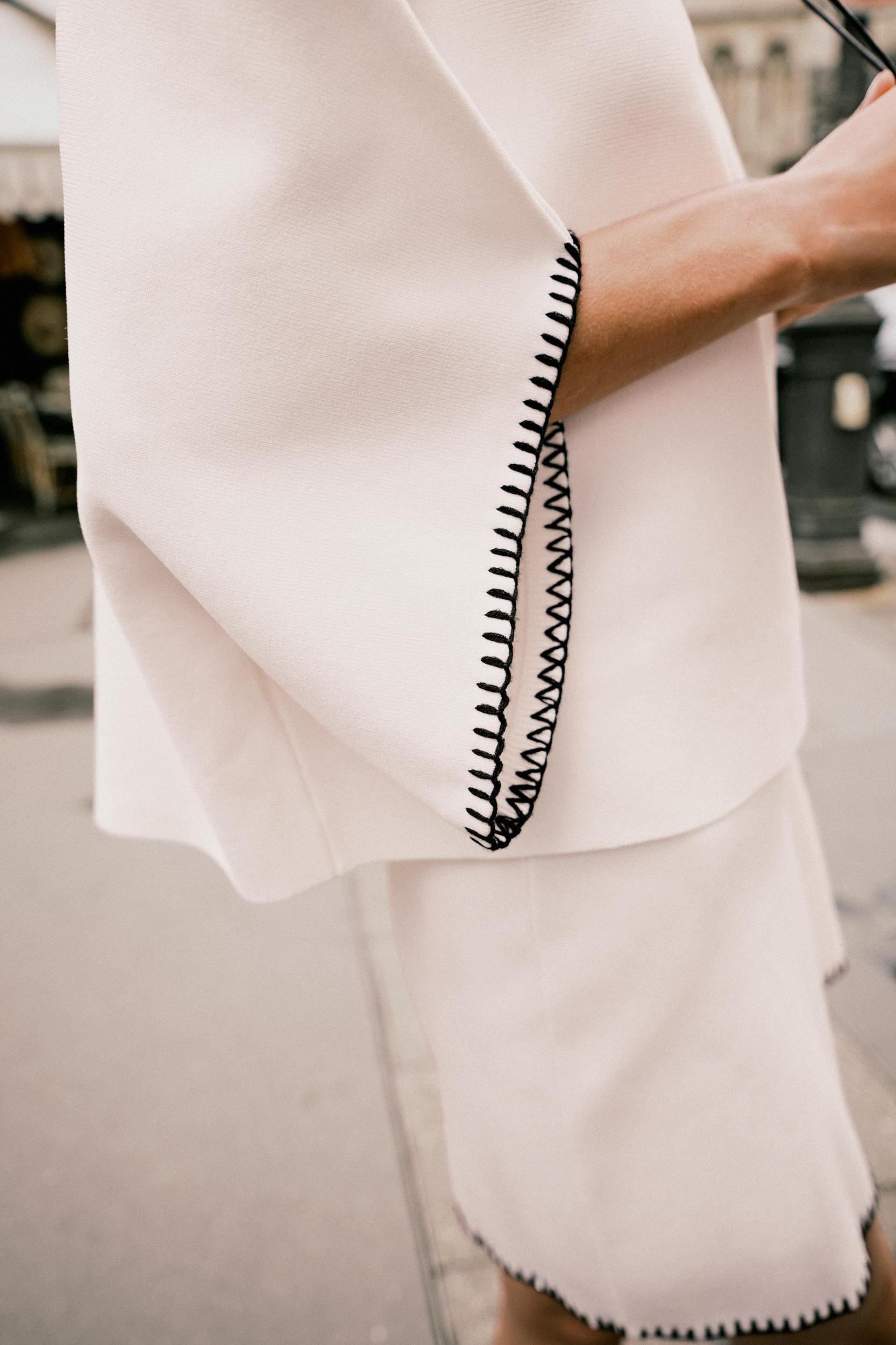 CONTRASTING EMBROIDERED KNIT TOP Product Image