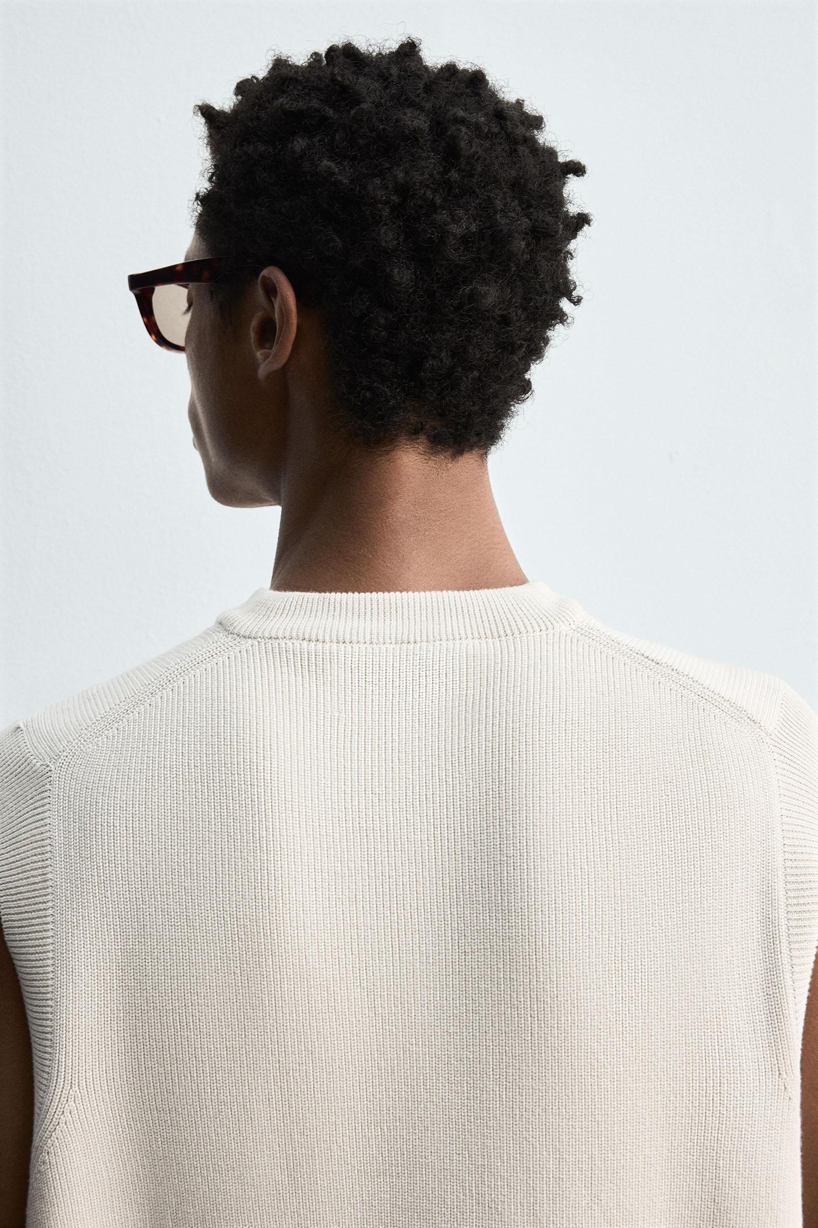 COTTON KNIT VEST Product Image