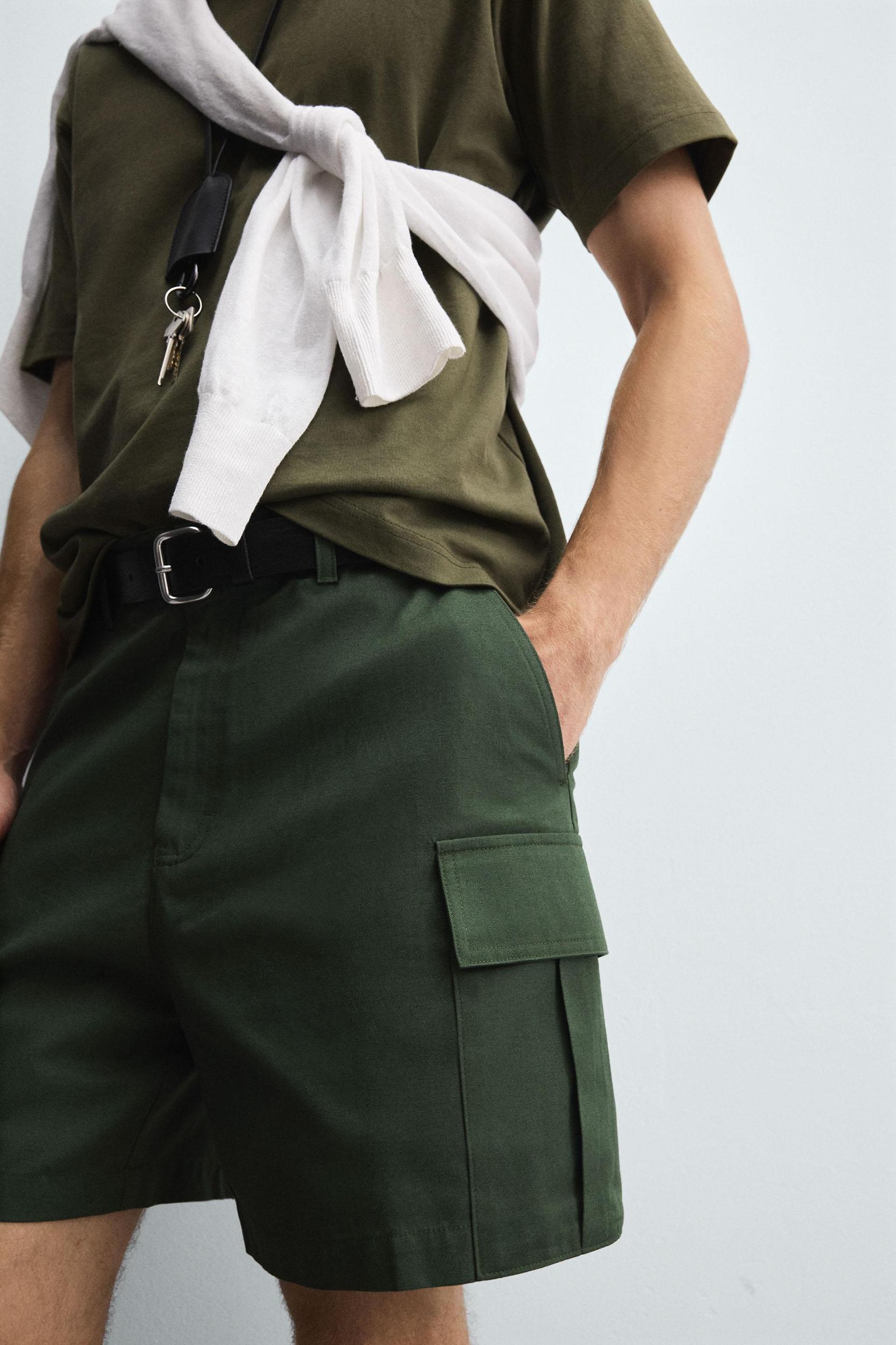 REGULAR FIT CARGO SHORTS Product Image