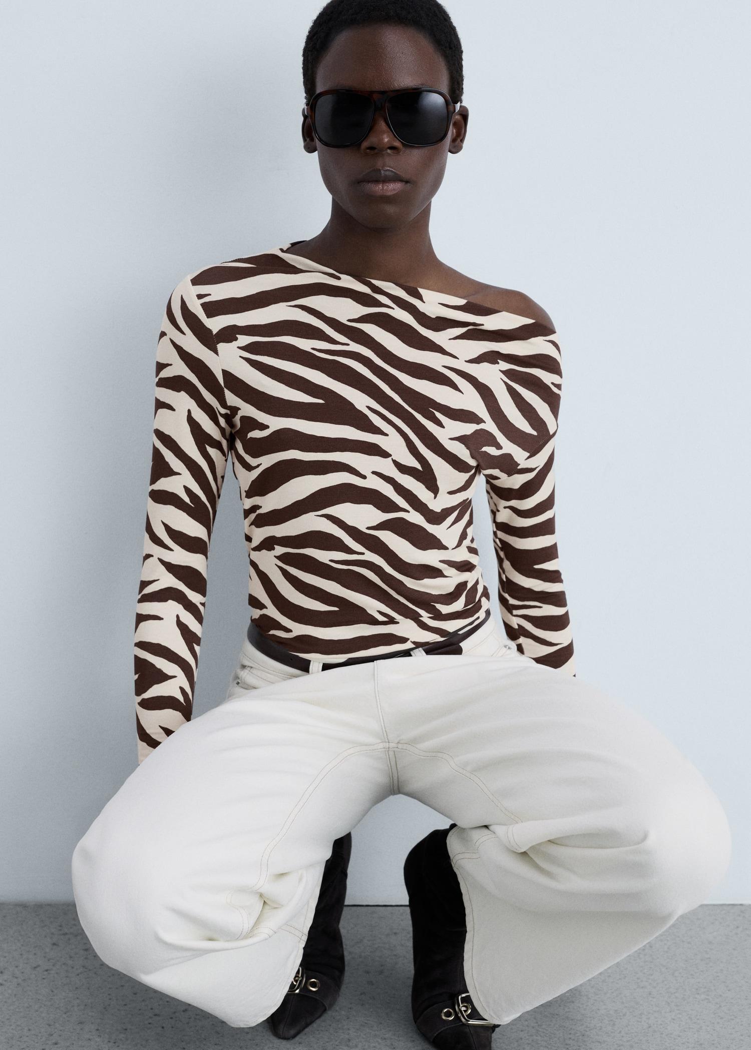 Zebra-print asymmetrical-neck t-shirt - Women | MANGO USA Product Image