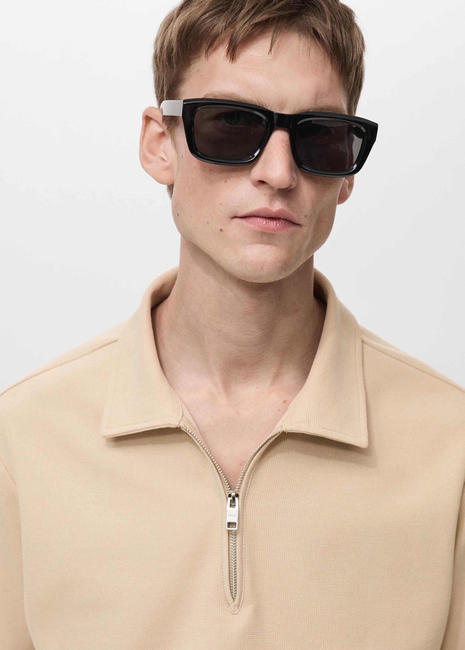 Structured polo shirt with zipper collar - Men | MANGO USA Product Image