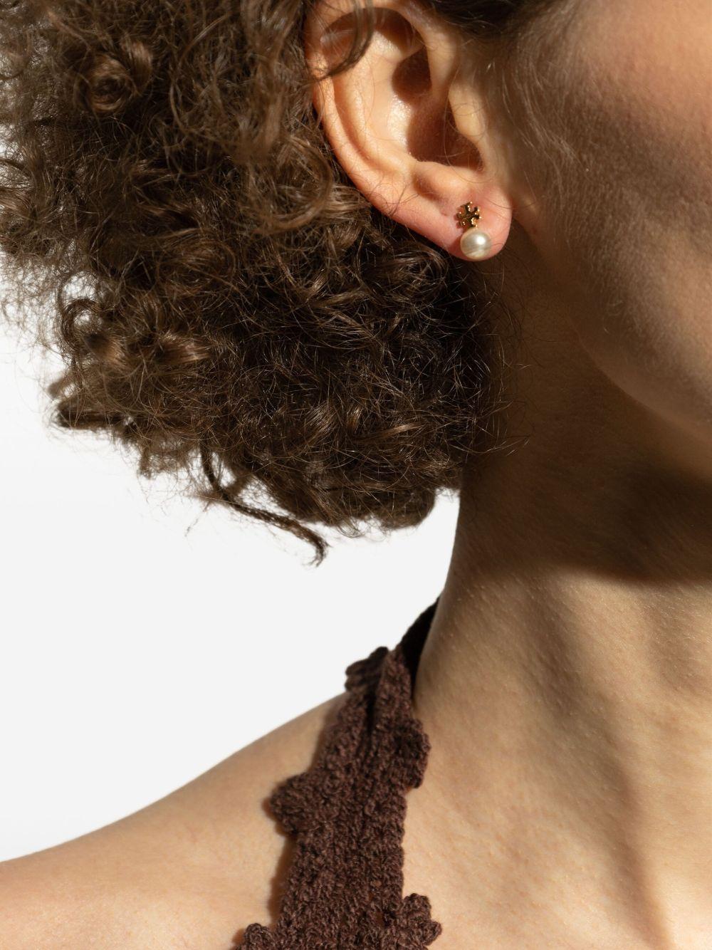 Pearl stud earrings  Product Image