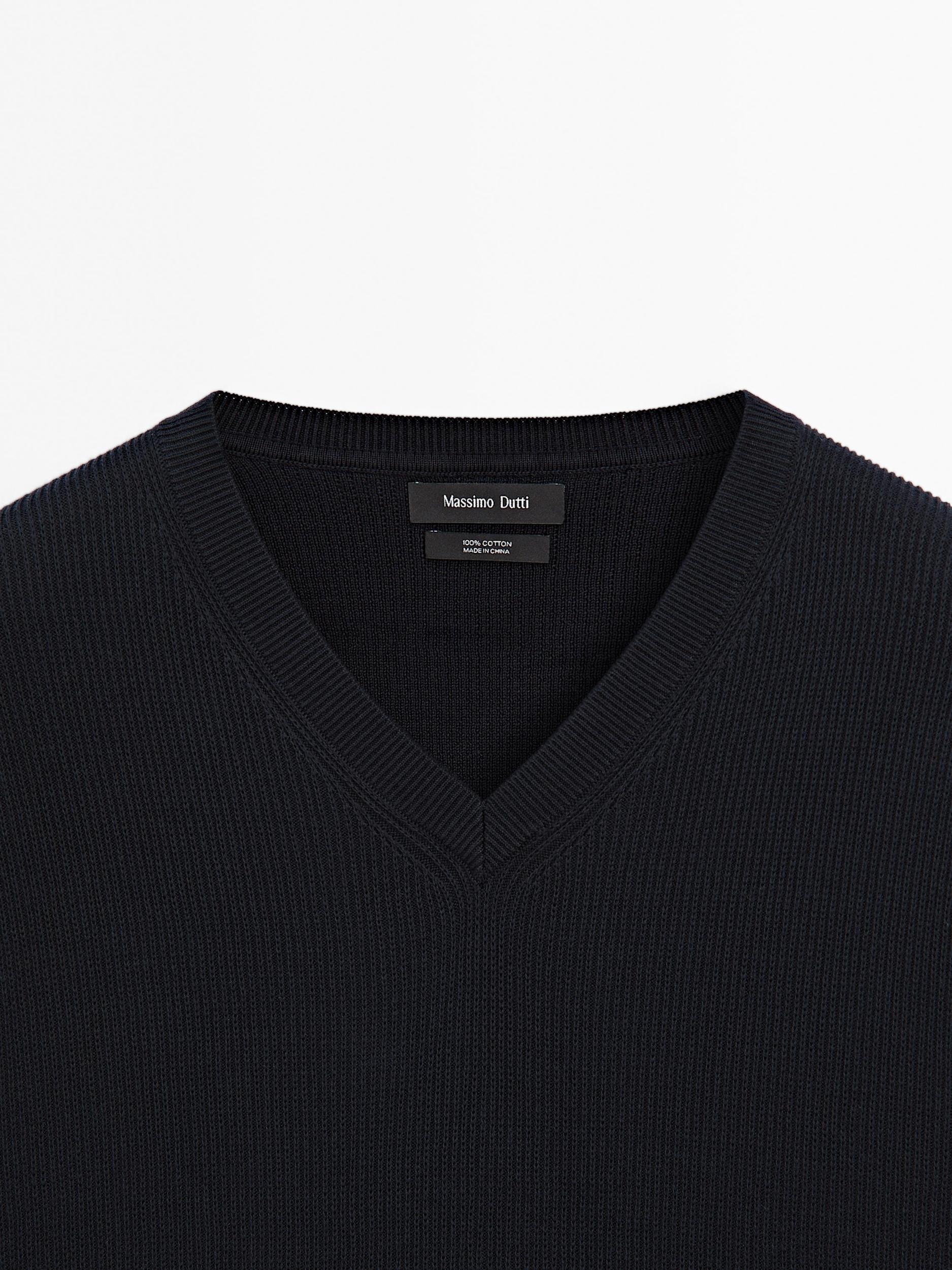 V-neck knit vest Product Image