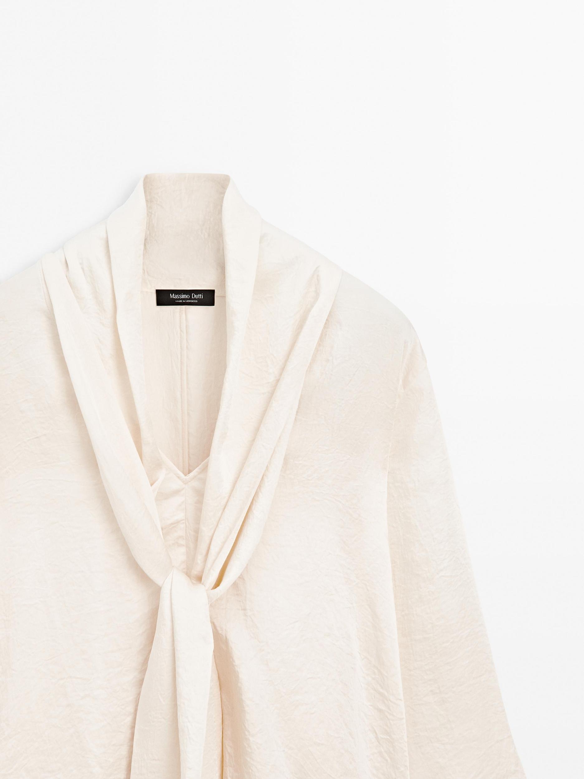 Flowing blouse with tie Product Image