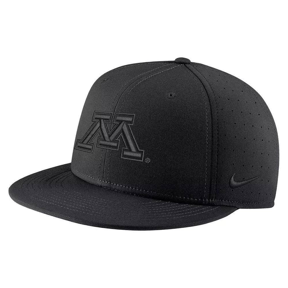 Men's Nike Black Minnesota Golden Gophers Triple Black Performance Fitted Hat, Size: 6 7/8 Product Image