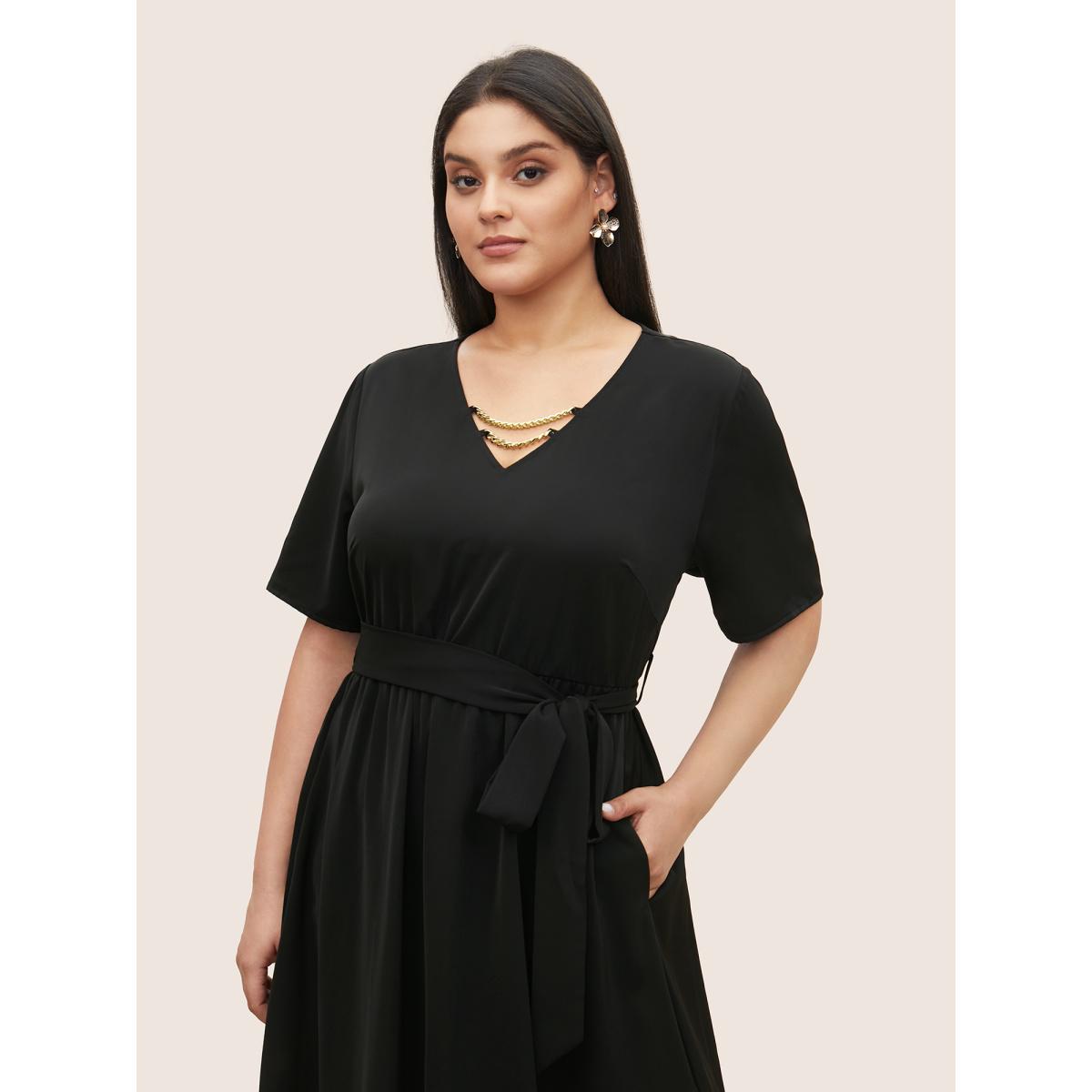 Plus Size Anti-Wrinkle Metal Chain Detail Belted Arc Hem Dress Black Women Workwear Essentials Belted V-neck Short sleeve Curvy Midi Dress BloomChic 14-16/1X Product Image