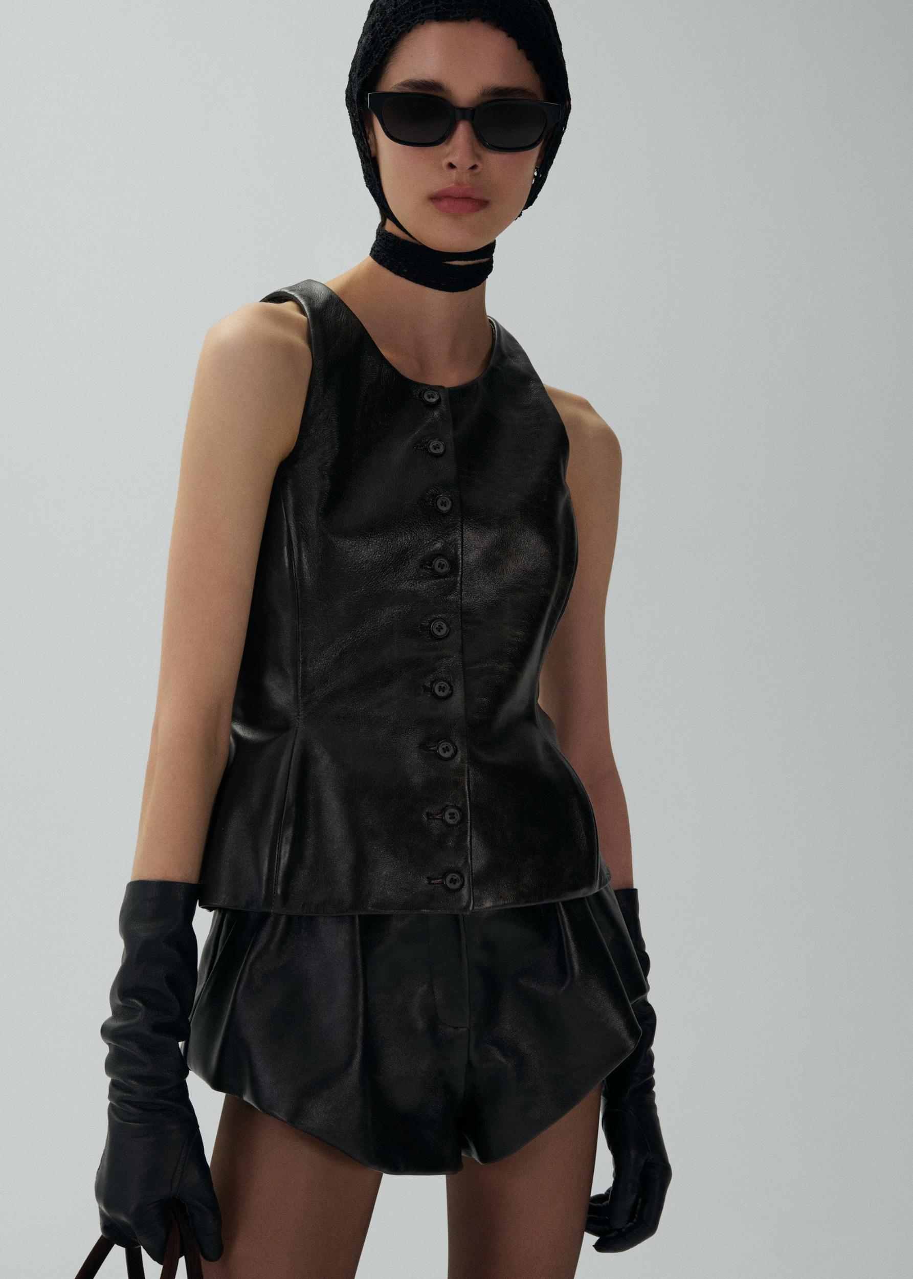 Round neck leather waistcoat in black vintage Product Image