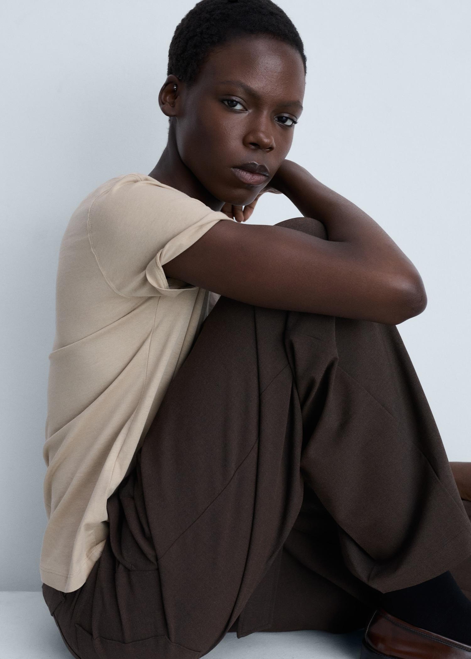 V-neck cotton T-shirt - Women | MANGO USA Product Image