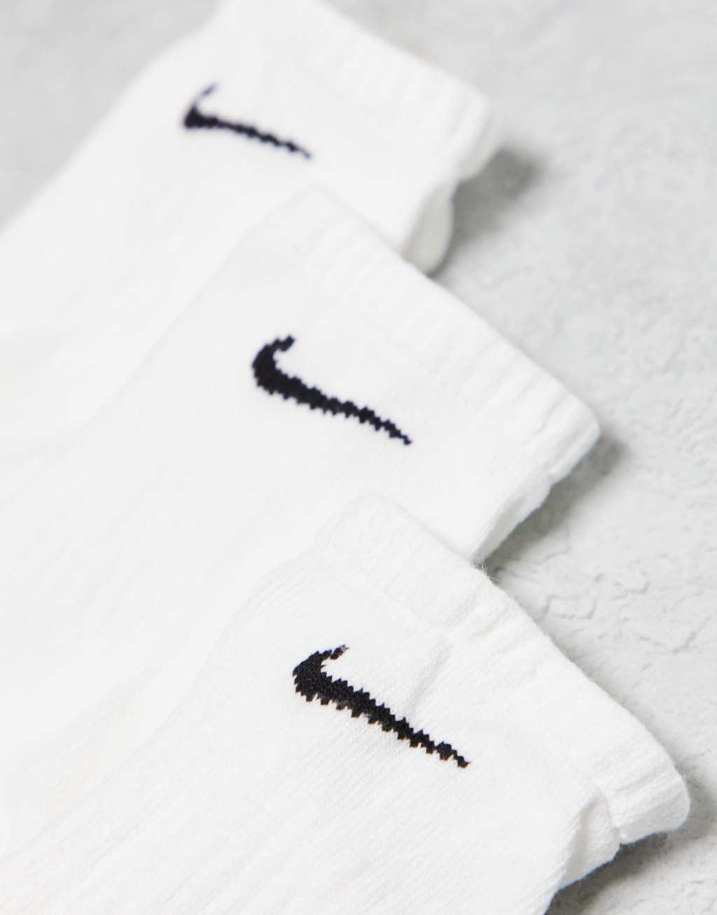 Nike Training Everyday Cushioned 3 pack sneaker socks in white Product Image