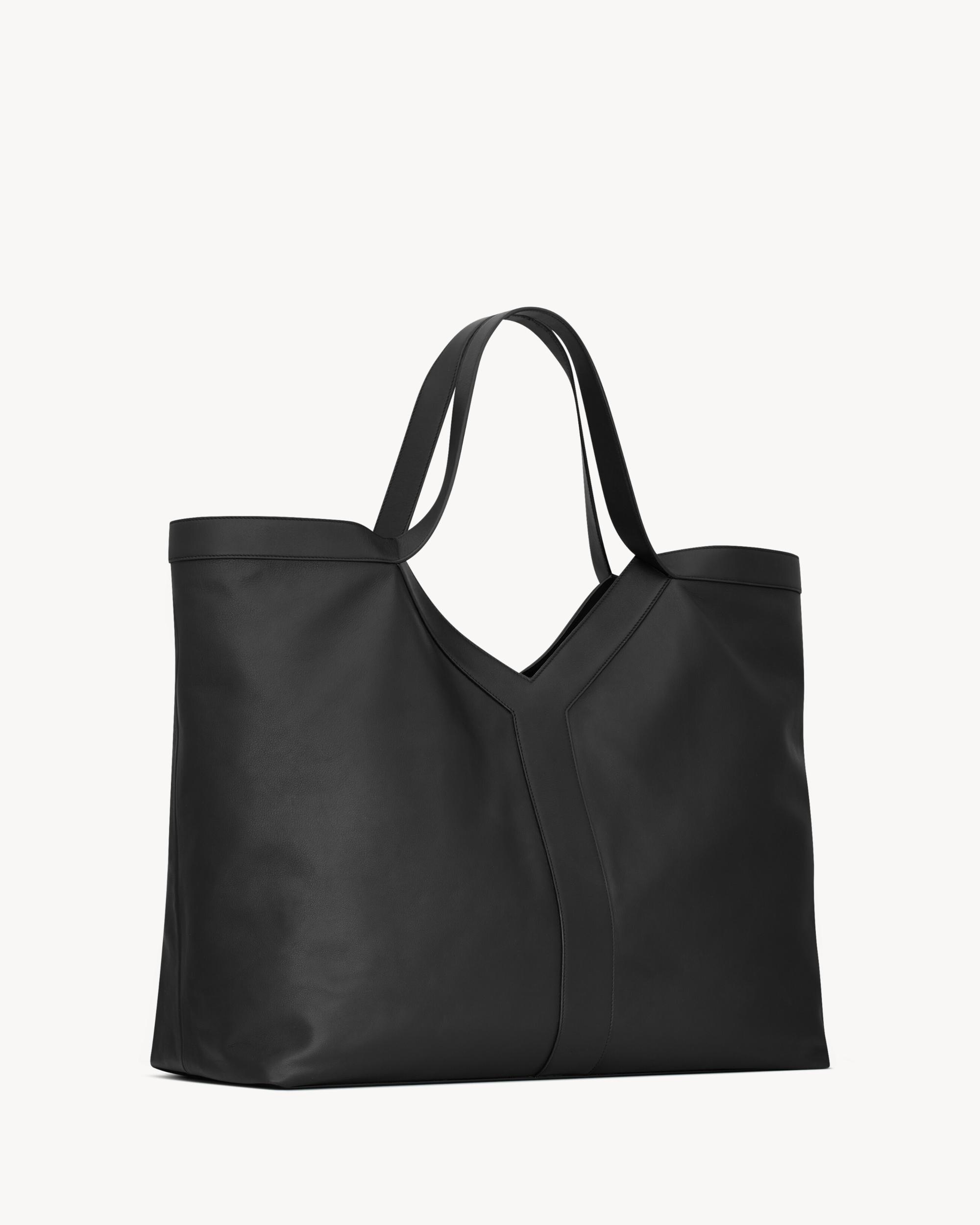Y maxi tote in grained leather Product Image