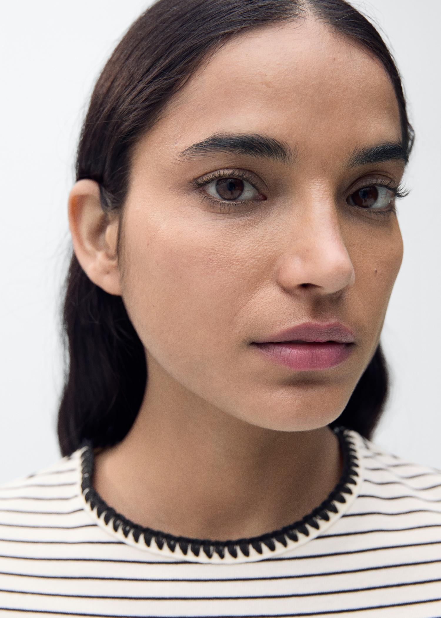 Cotton t-shirt with contrasting trim - Women | MANGO USA Product Image