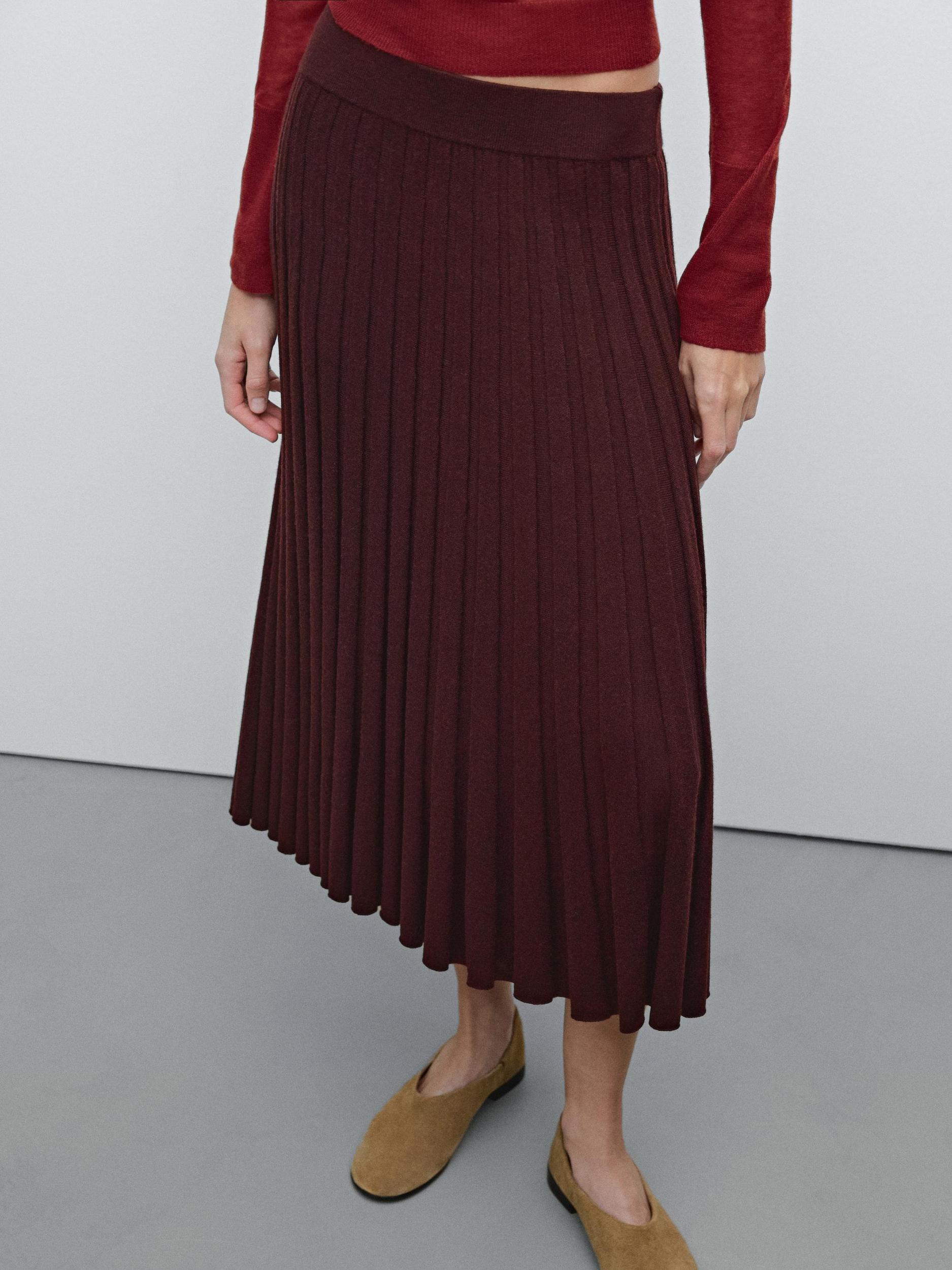 Pleated midi skirt with elastic waistband Product Image