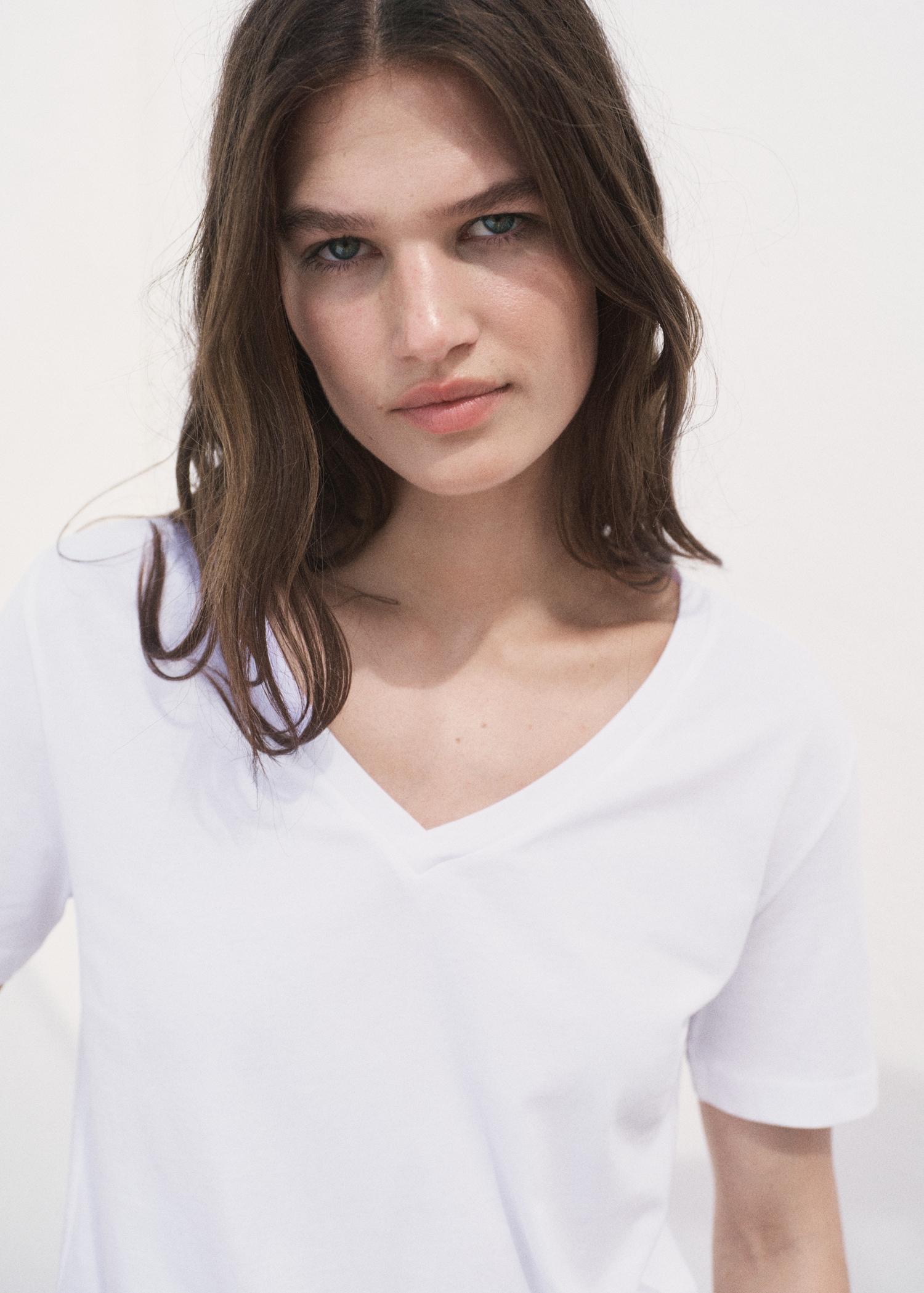 V-neck cotton T-shirt - Women | MANGO USA Product Image