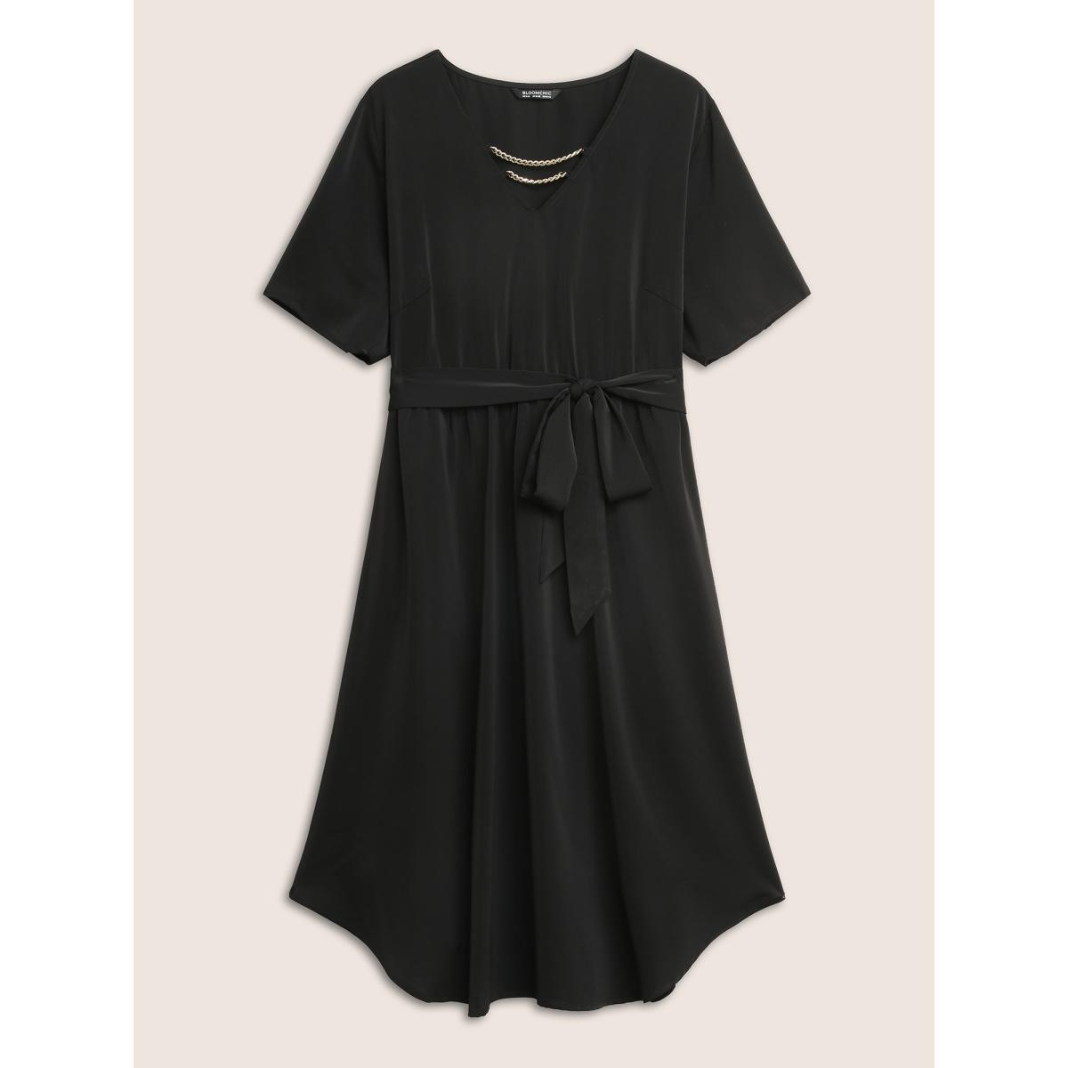 Plus Size Anti-Wrinkle Metal Chain Detail Belted Arc Hem Dress Black Women Workwear Essentials Belted V-neck Short sleeve Curvy Midi Dress BloomChic 14-16/1X Product Image