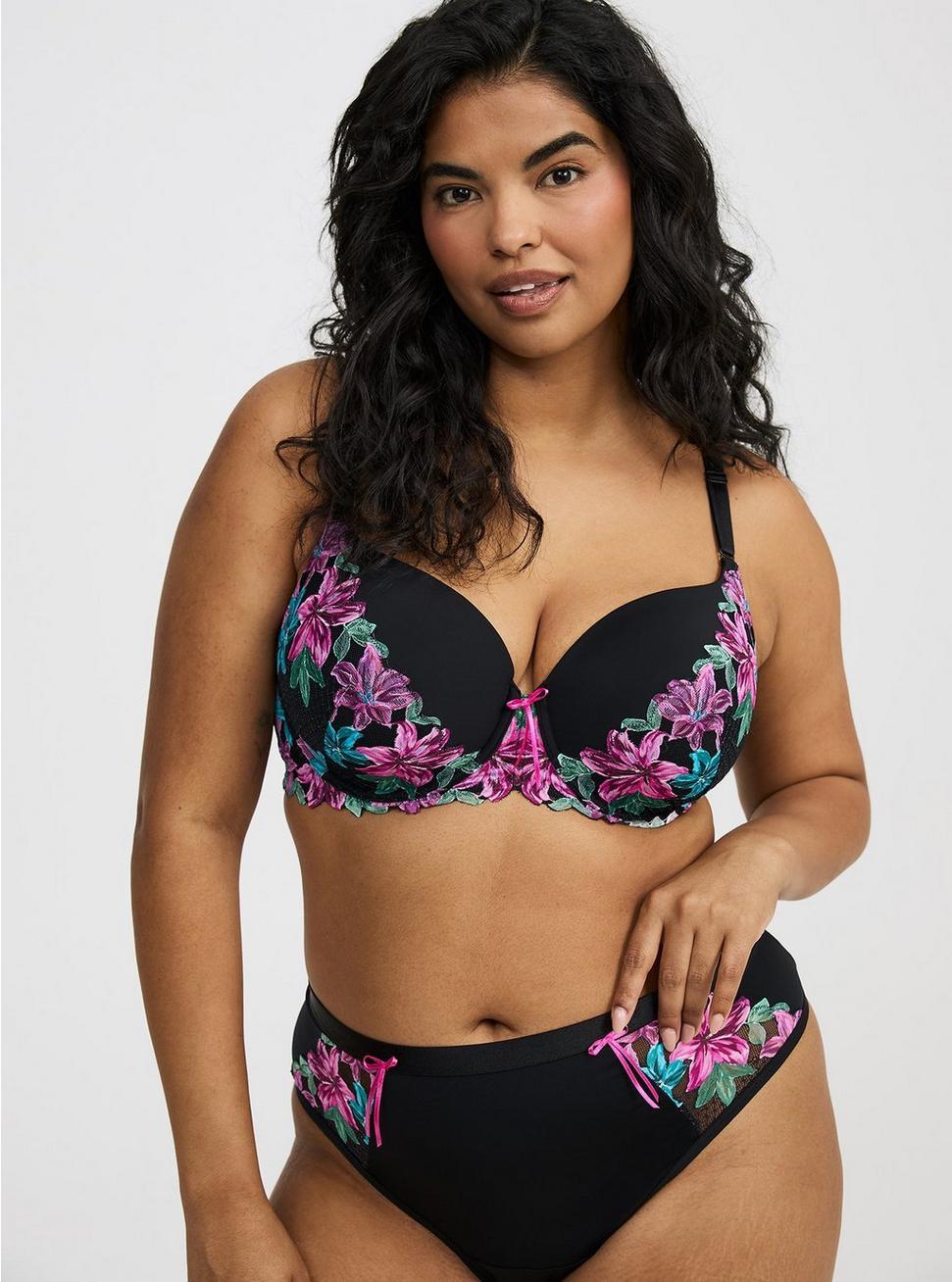 Mid-Rise Nova Lace Thong Panty Product Image