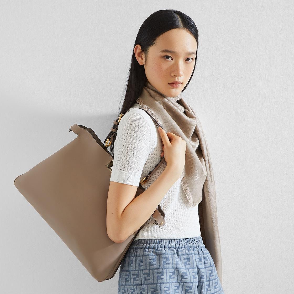 FF ShawlDove gray silk and wool shawl Product Image