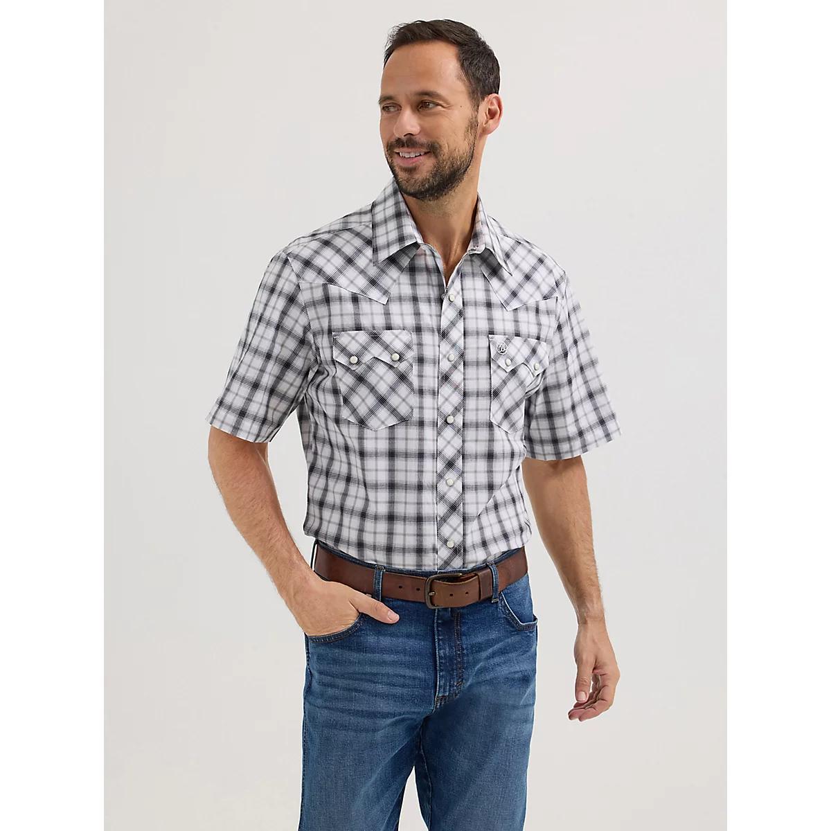 Men's Wrangler Retro® Short Sleeve Sawtooth Pocket Western Snap Shirt in Icy Sea Product Image