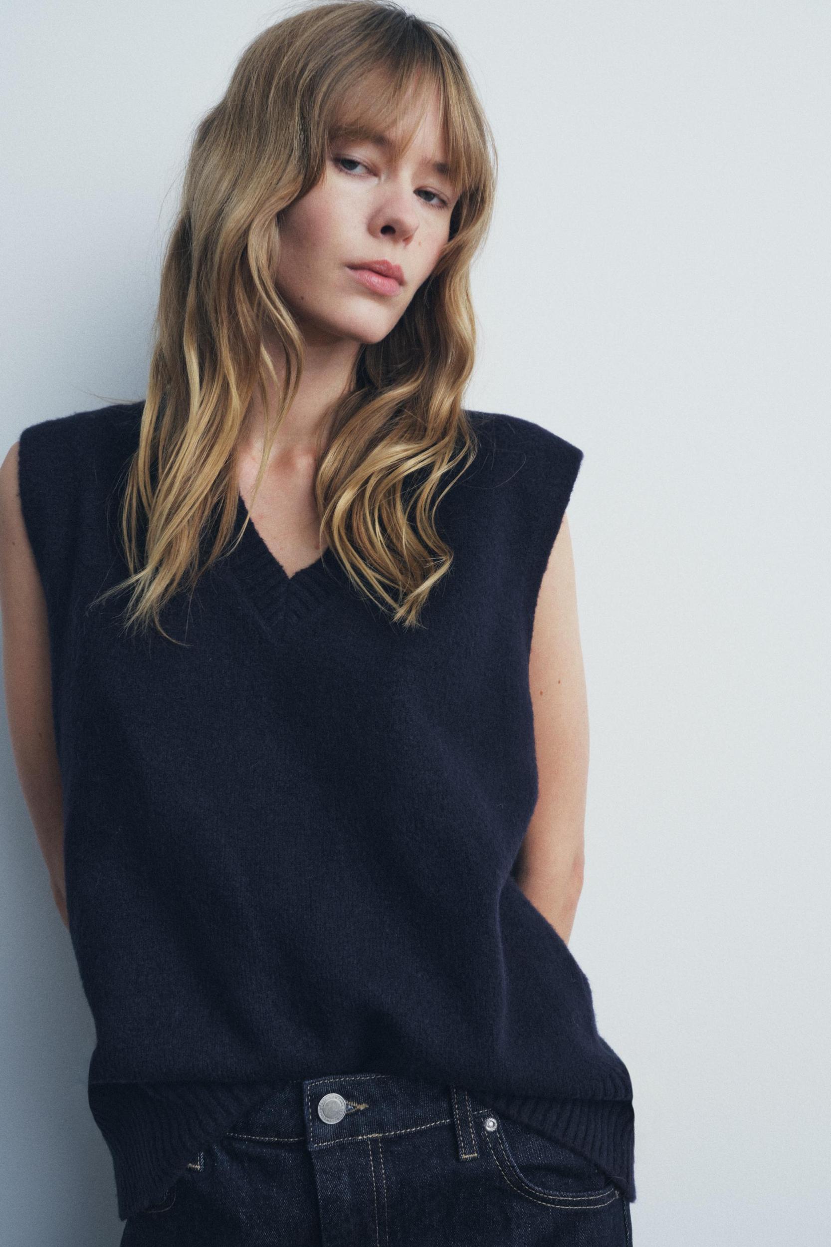 SMOOTH KNIT VEST TOP Product Image