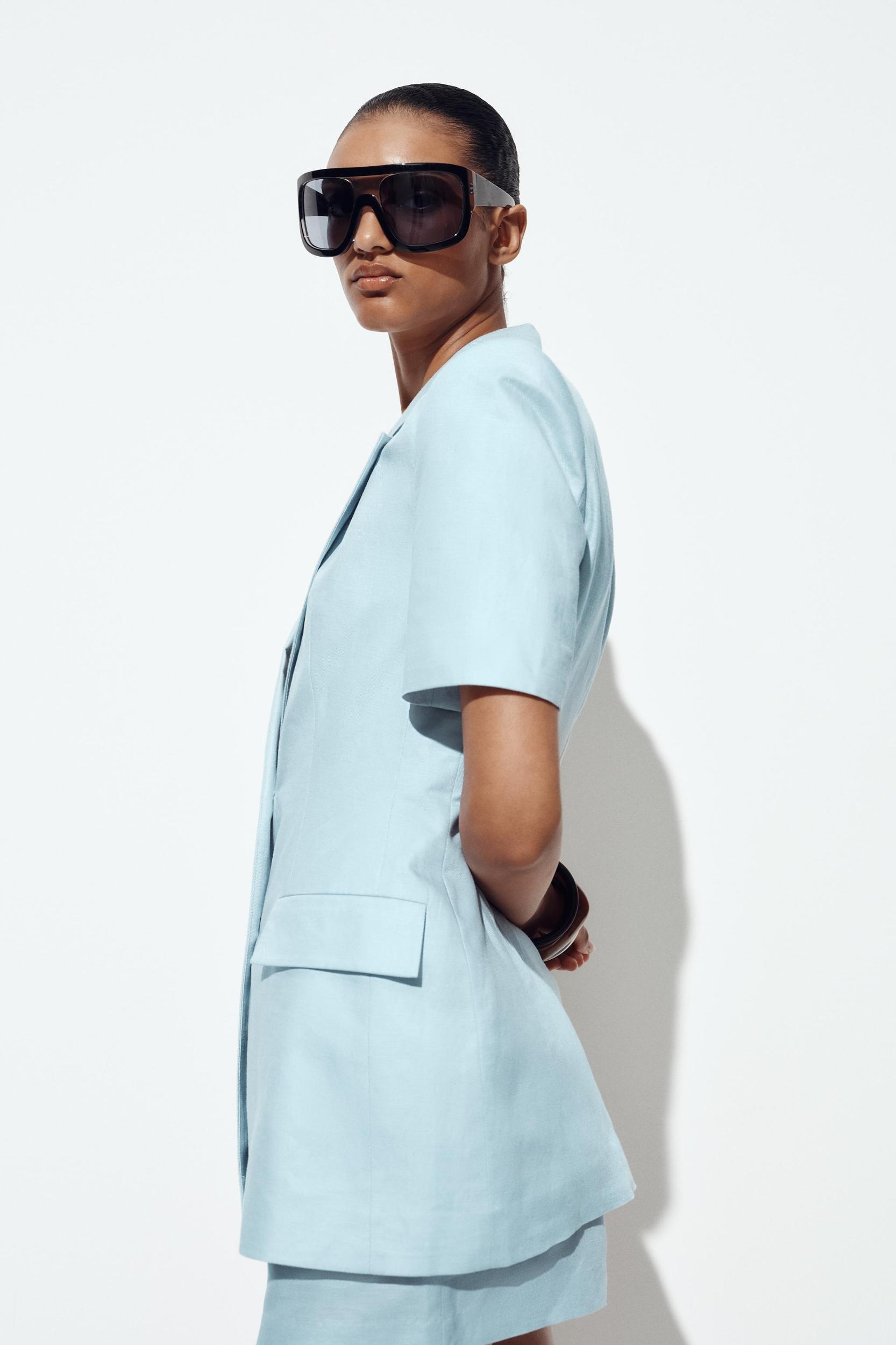 FITTED SHORT SLEEVE LINEN BLAZER Product Image