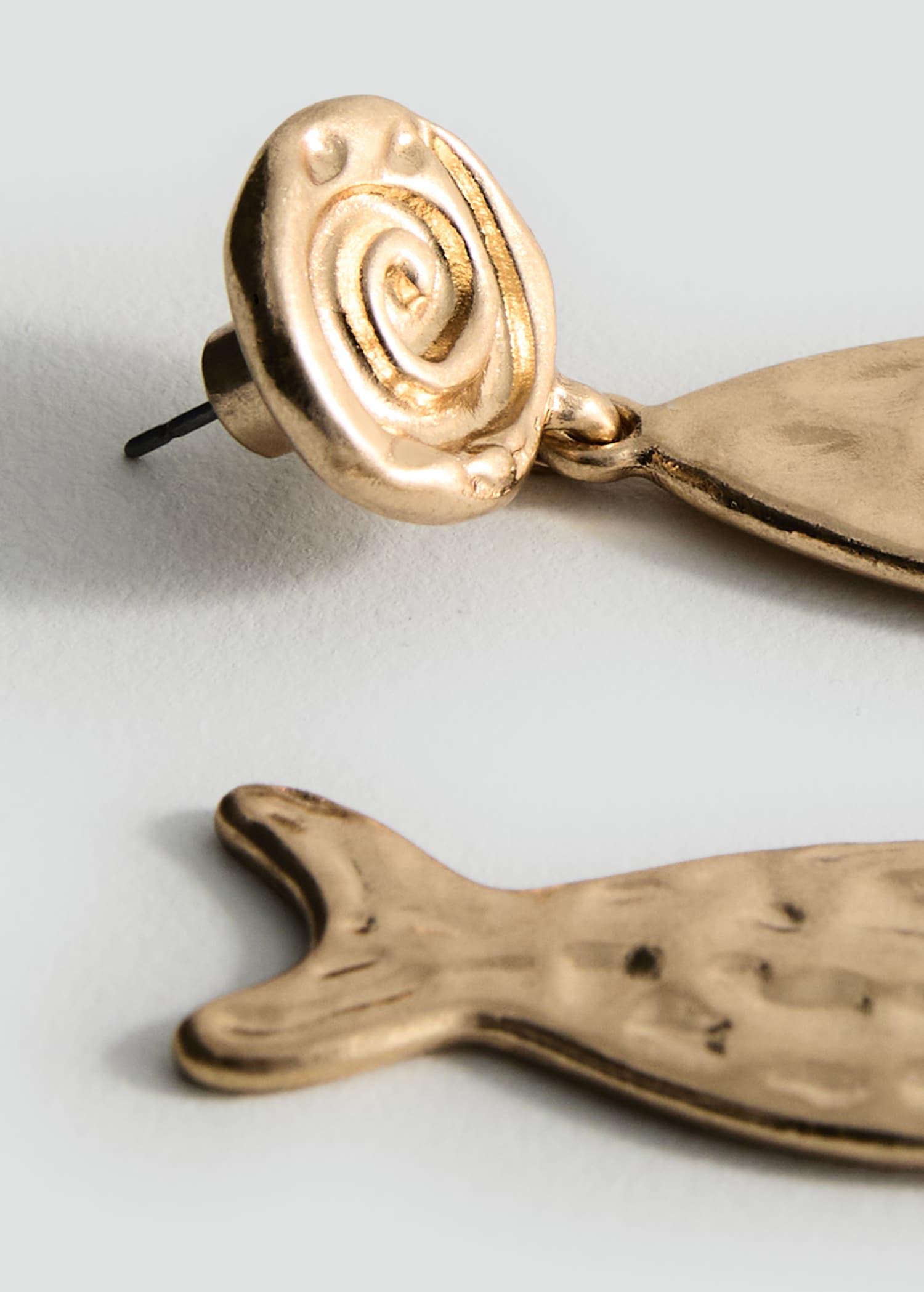Textured fish earrings - Women | MANGO USA Product Image