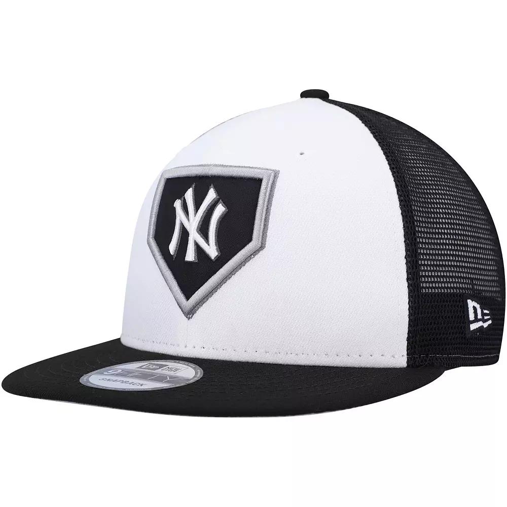 Men's New Era White/Black New York Yankees 2022 Clubhouse Trucker 9FIFTY Snapback Hat Product Image