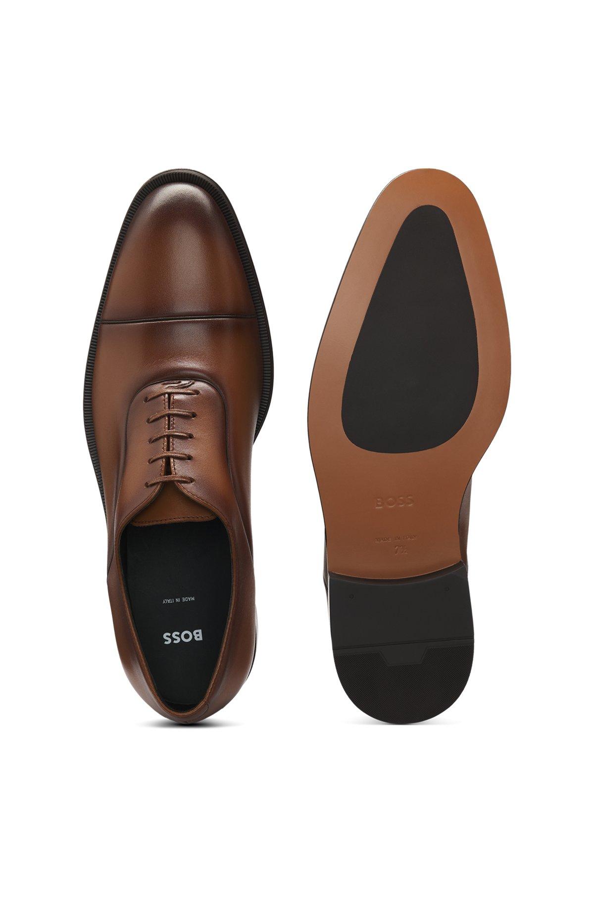 Captoe Oxford shoes in smooth leather Product Image