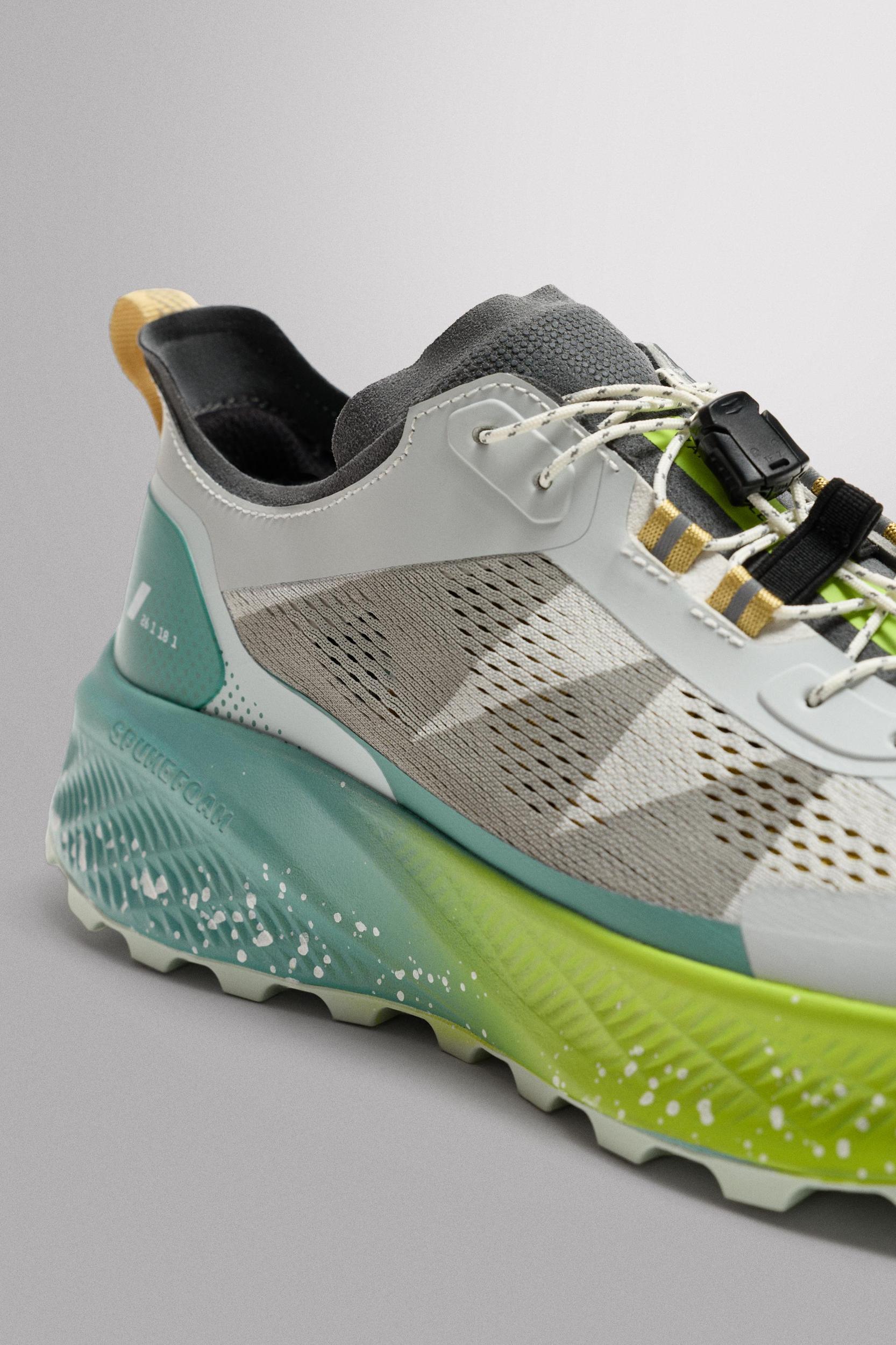 RUNNING SHOES Product Image