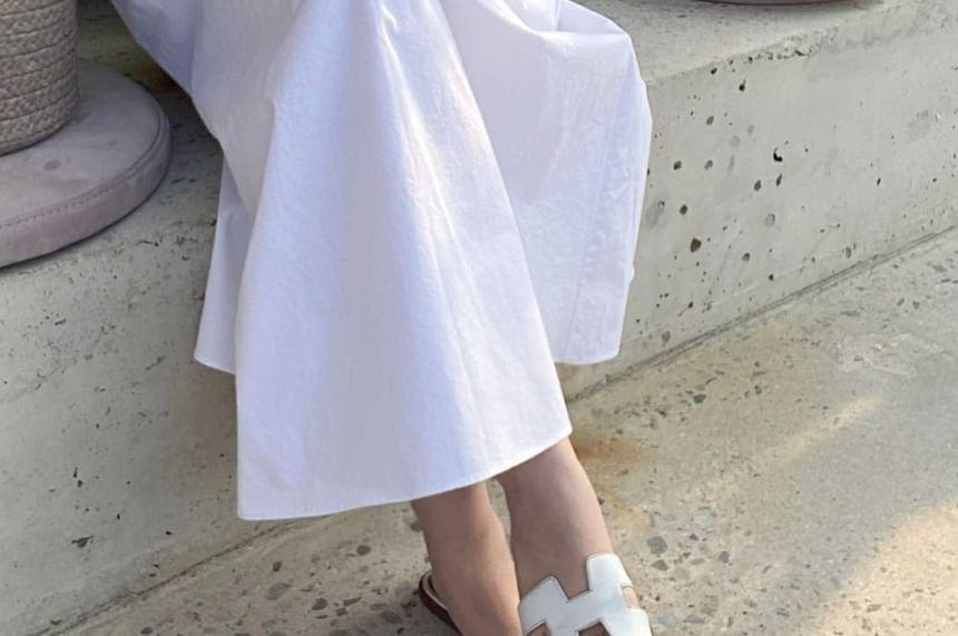 Puff-Sleeve Plain Midi Dress Product Image