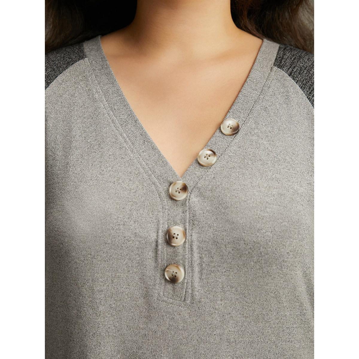 Plus Size Contrast Button Detail Raglan Sleeve T-shirt Gray Women Casual Contrast Plain V-neck Dailywear T-shirts BloomChic 30/6X Product Image