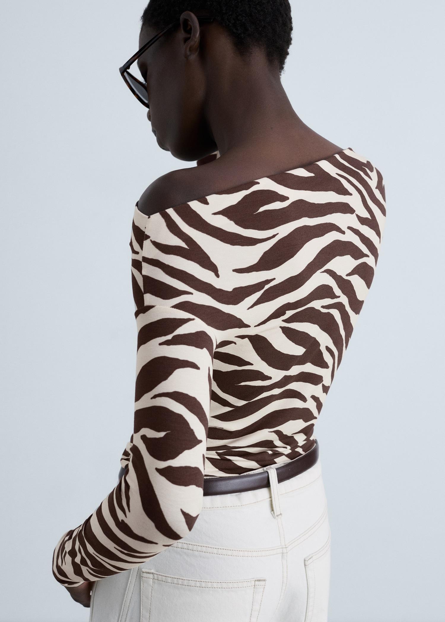 Zebra-print asymmetrical-neck t-shirt - Women | MANGO USA Product Image