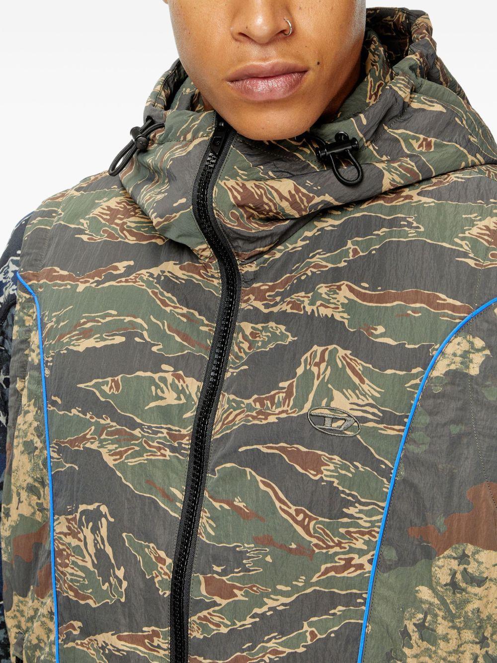 camouflage-print hooded vest Product Image