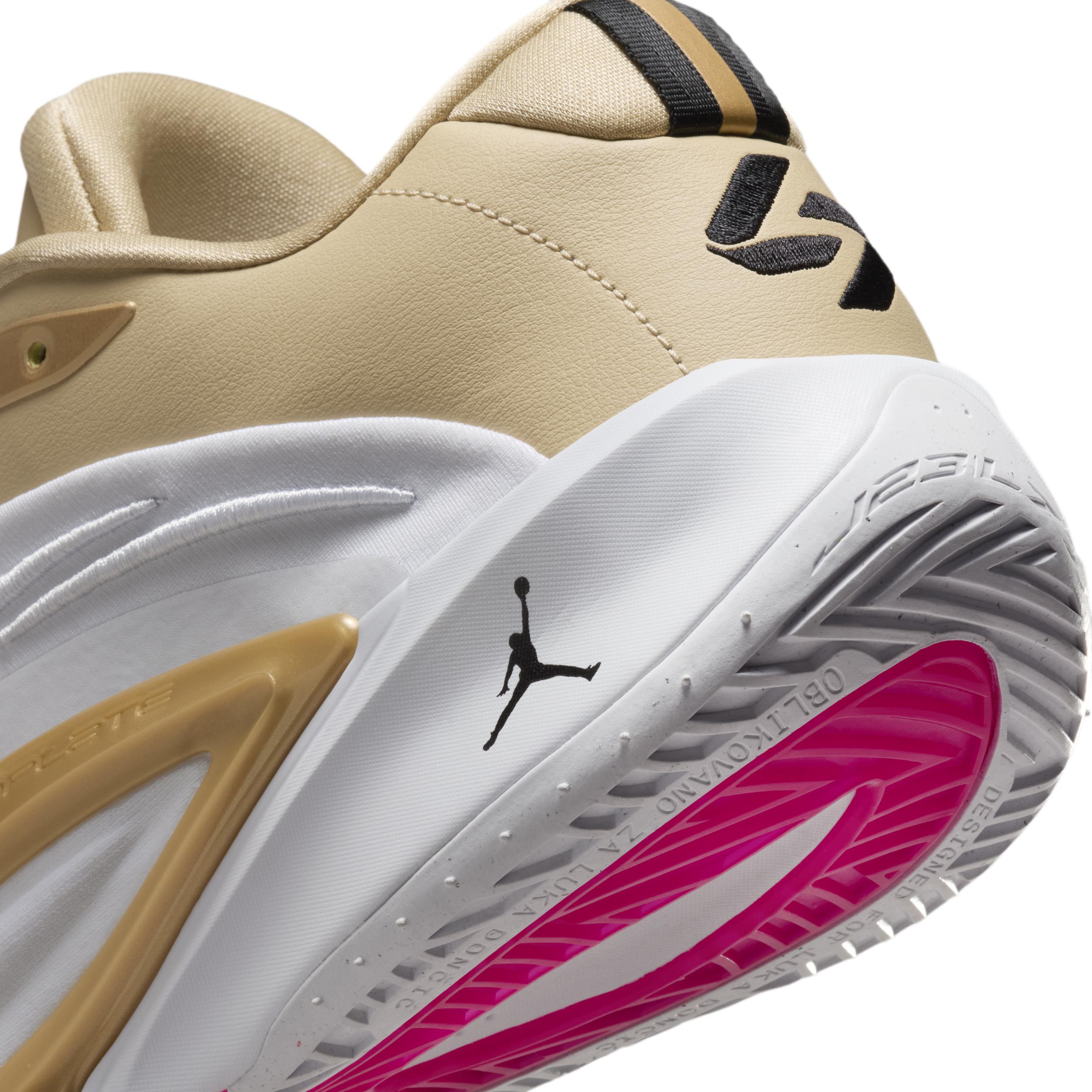 Nike Men's Luka 3 SE "Matador" Basketball Shoes Product Image