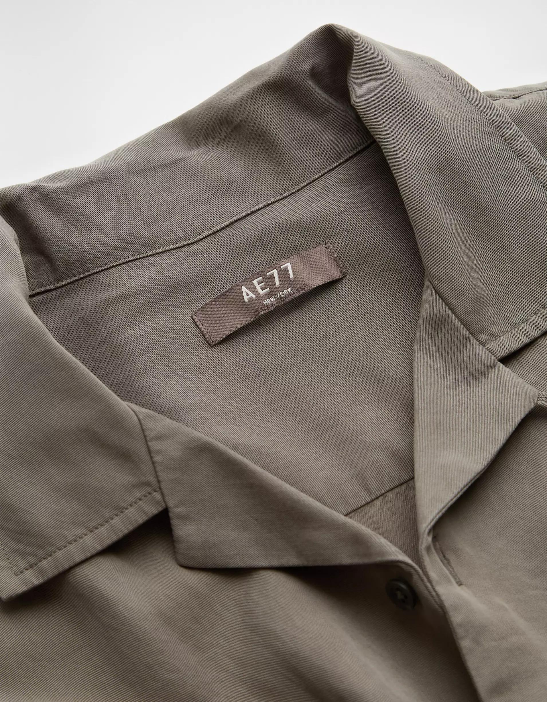 AE77 Premium Relaxed Short-Sleeve Button-Up Shirt Product Image