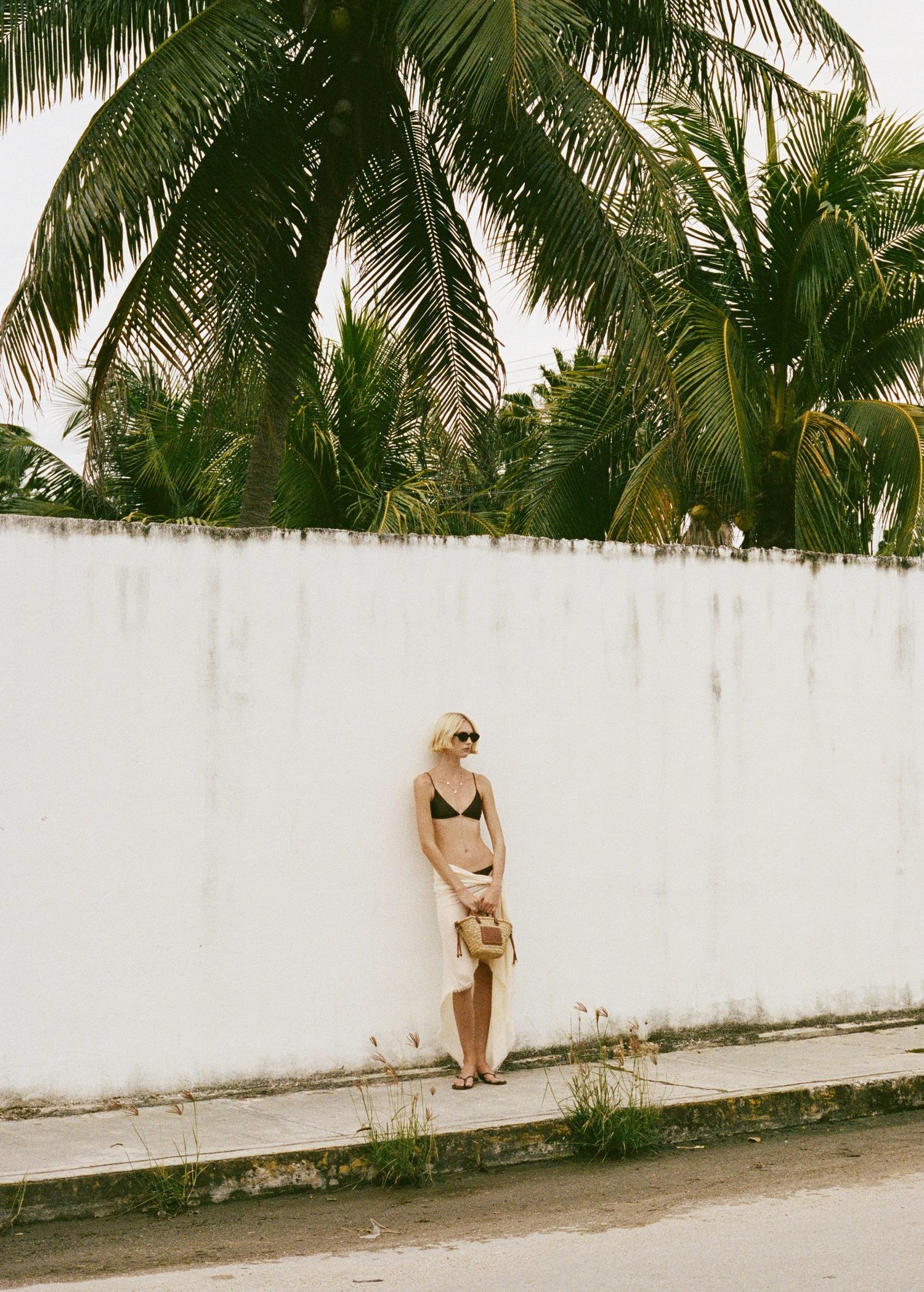 Linen-blend scarf with frayed ends - Women | MANGO USA Product Image