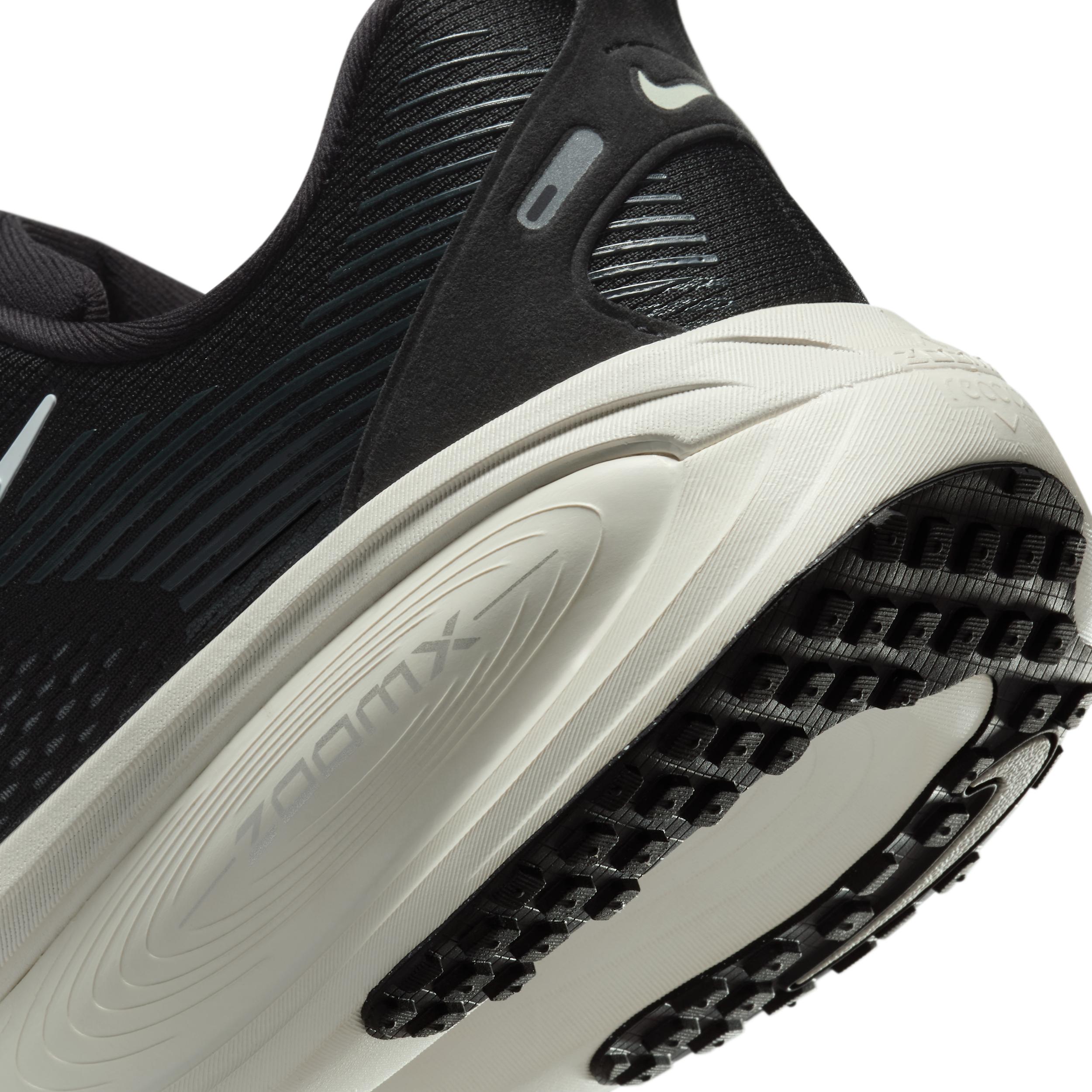 Nike Men's Vomero 18 Road Running Shoes (Extra Wide) Product Image