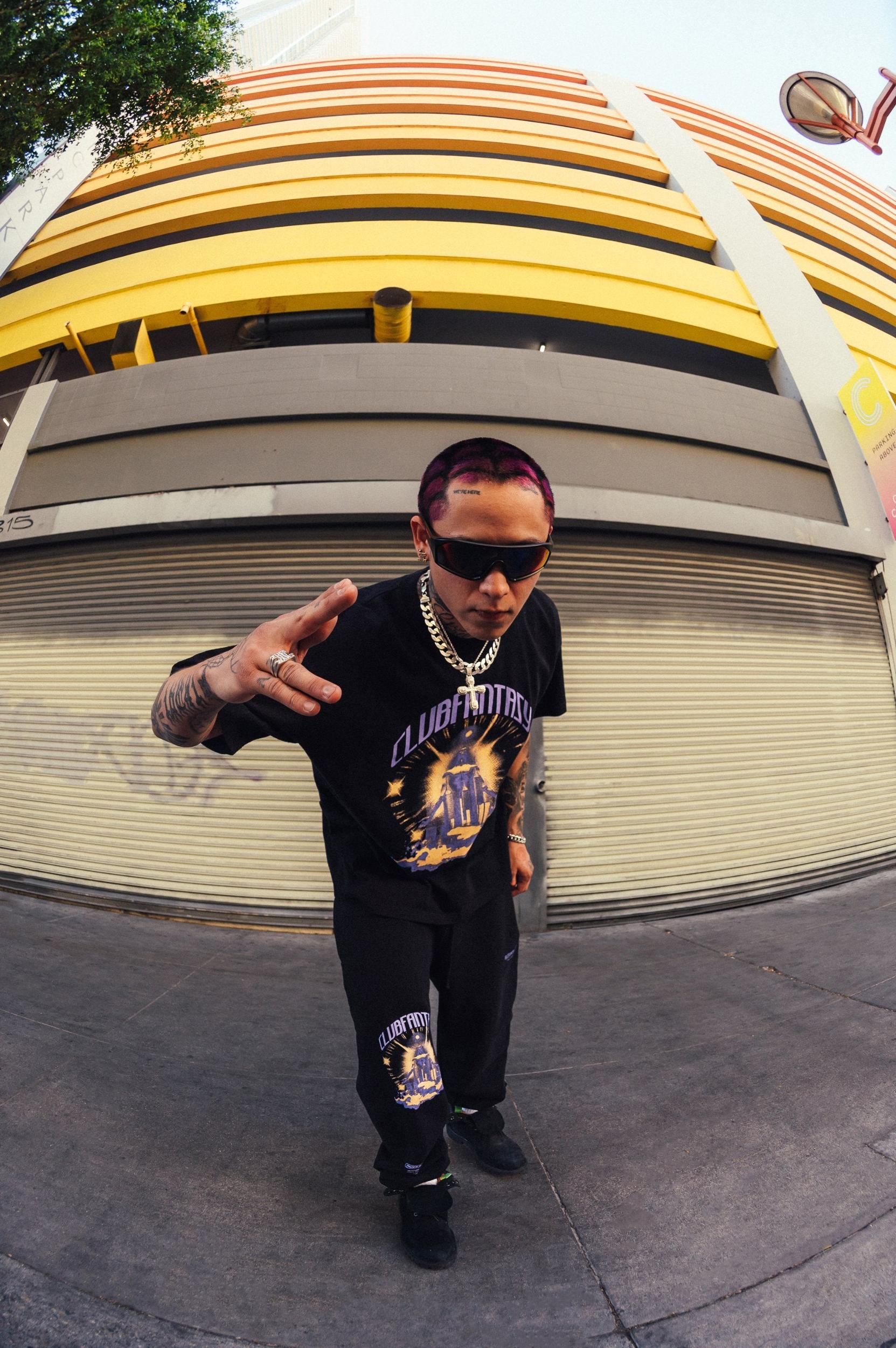 FUTURE GAZE TEE Male Product Image