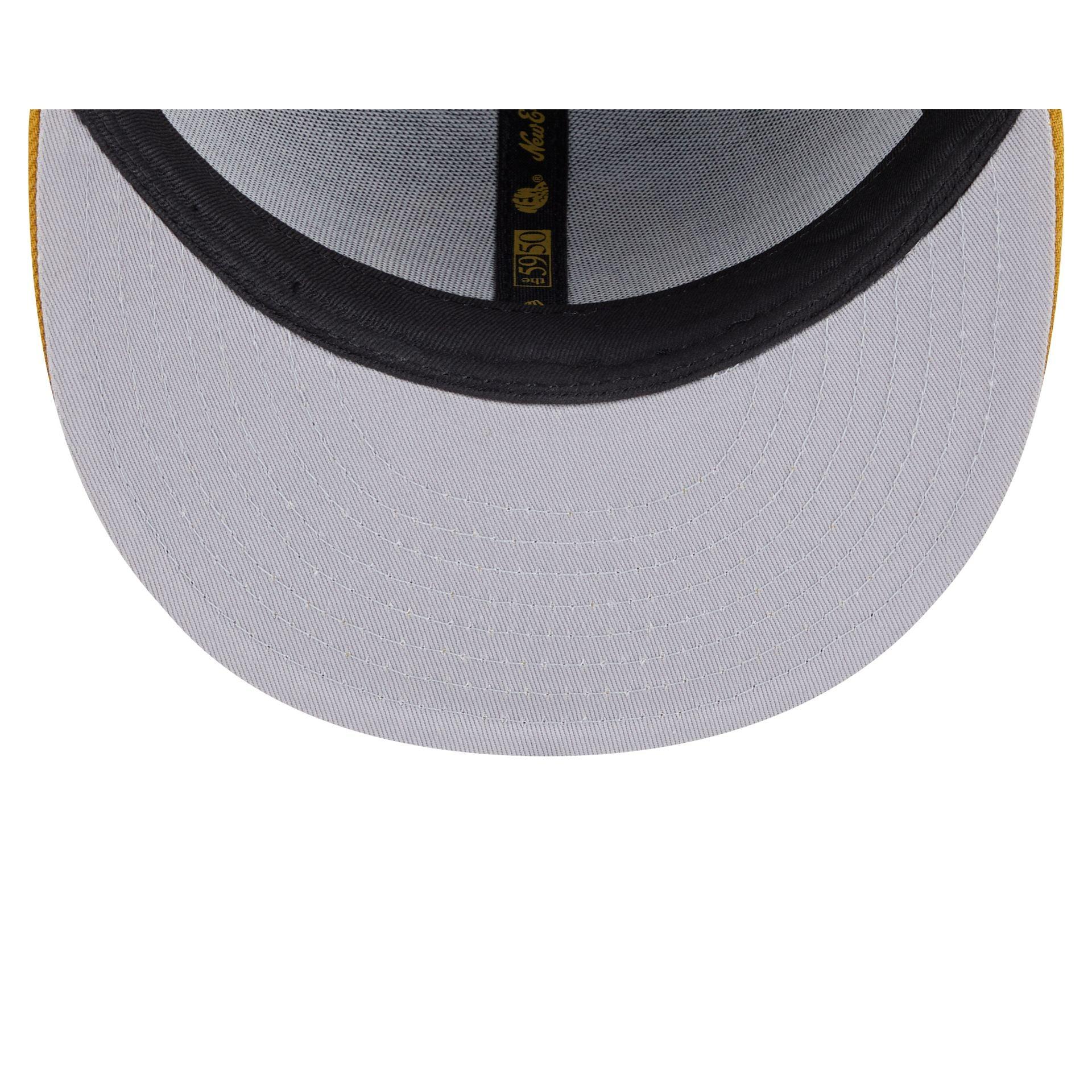 New York Knicks Metallic Gold Logo 59FIFTY Fitted Hat Male Product Image